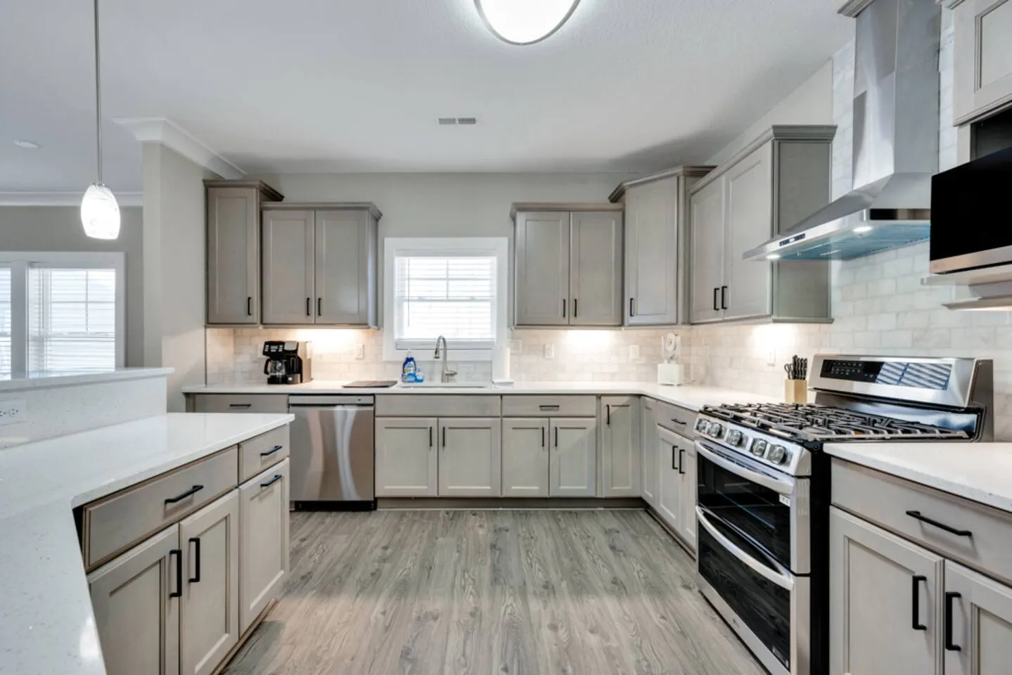 ViBe District 4BR Walk to Beach + Dogs OK 15