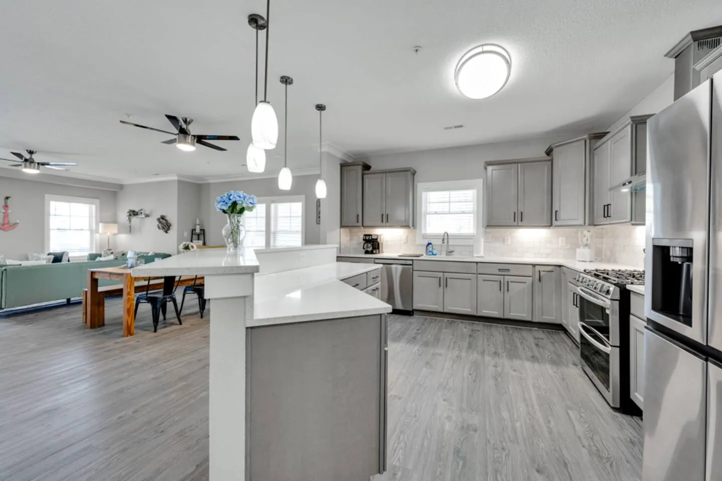 ViBe District 4BR Walk to Beach + Dogs OK 6