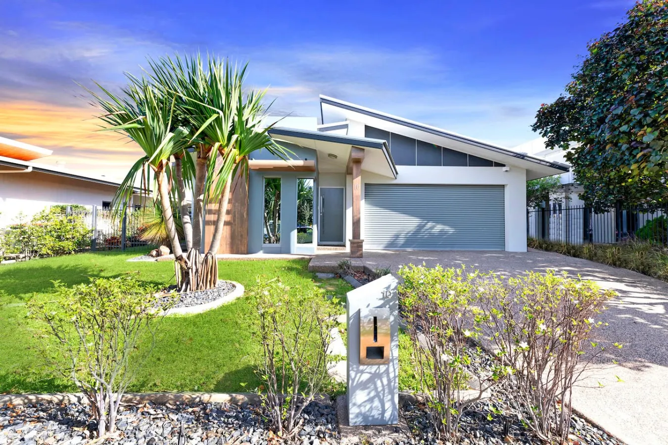 Zenhouse Vista: Elegant Coastal Haven 10