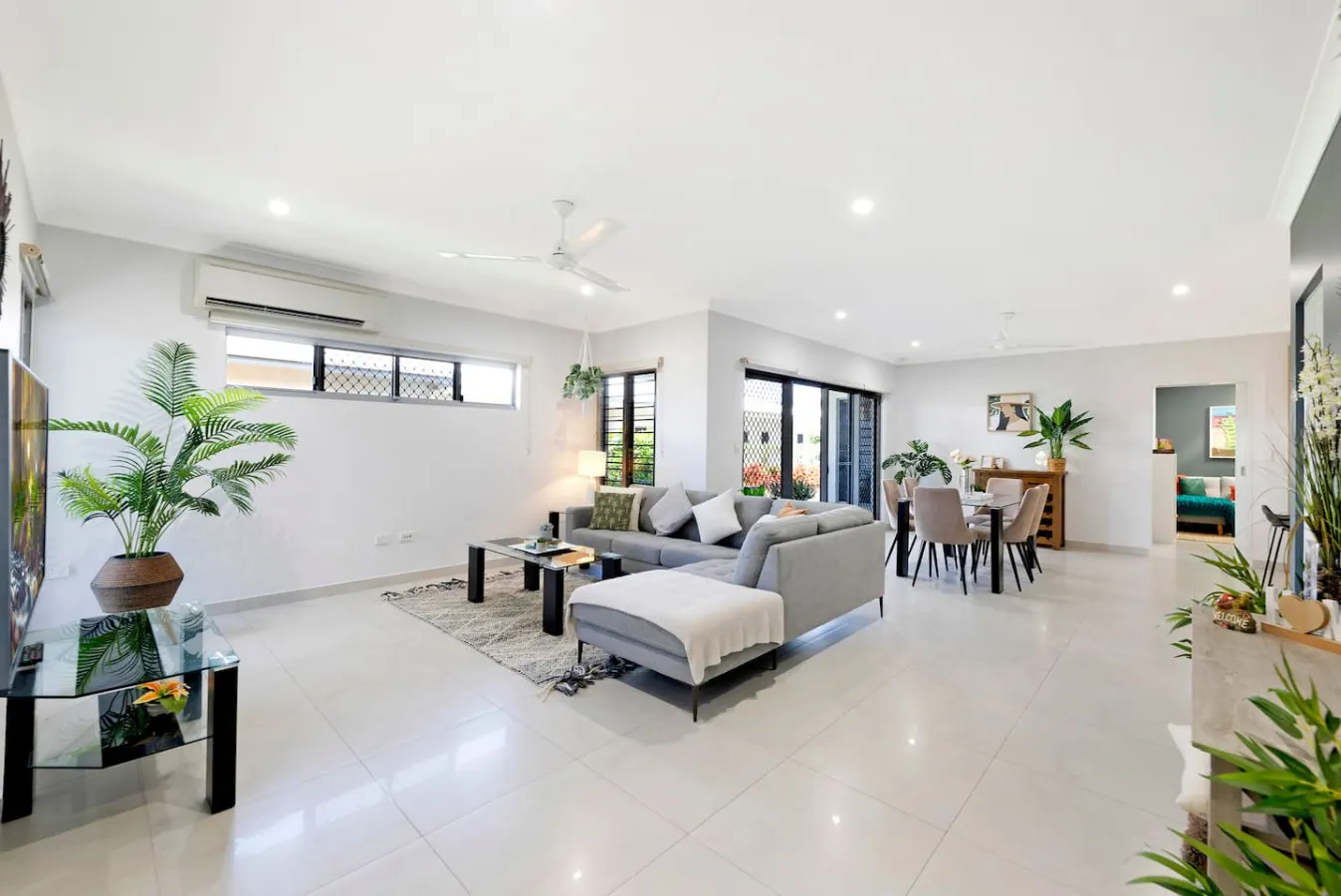 Zenhouse Vista: Elegant Coastal Haven 11