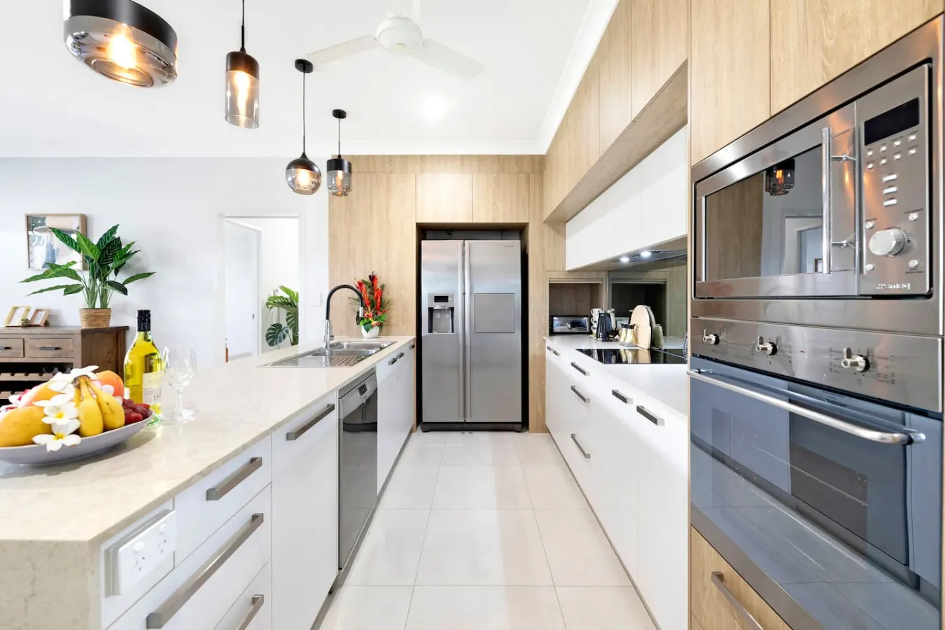 Zenhouse Vista: Elegant Coastal Haven 17