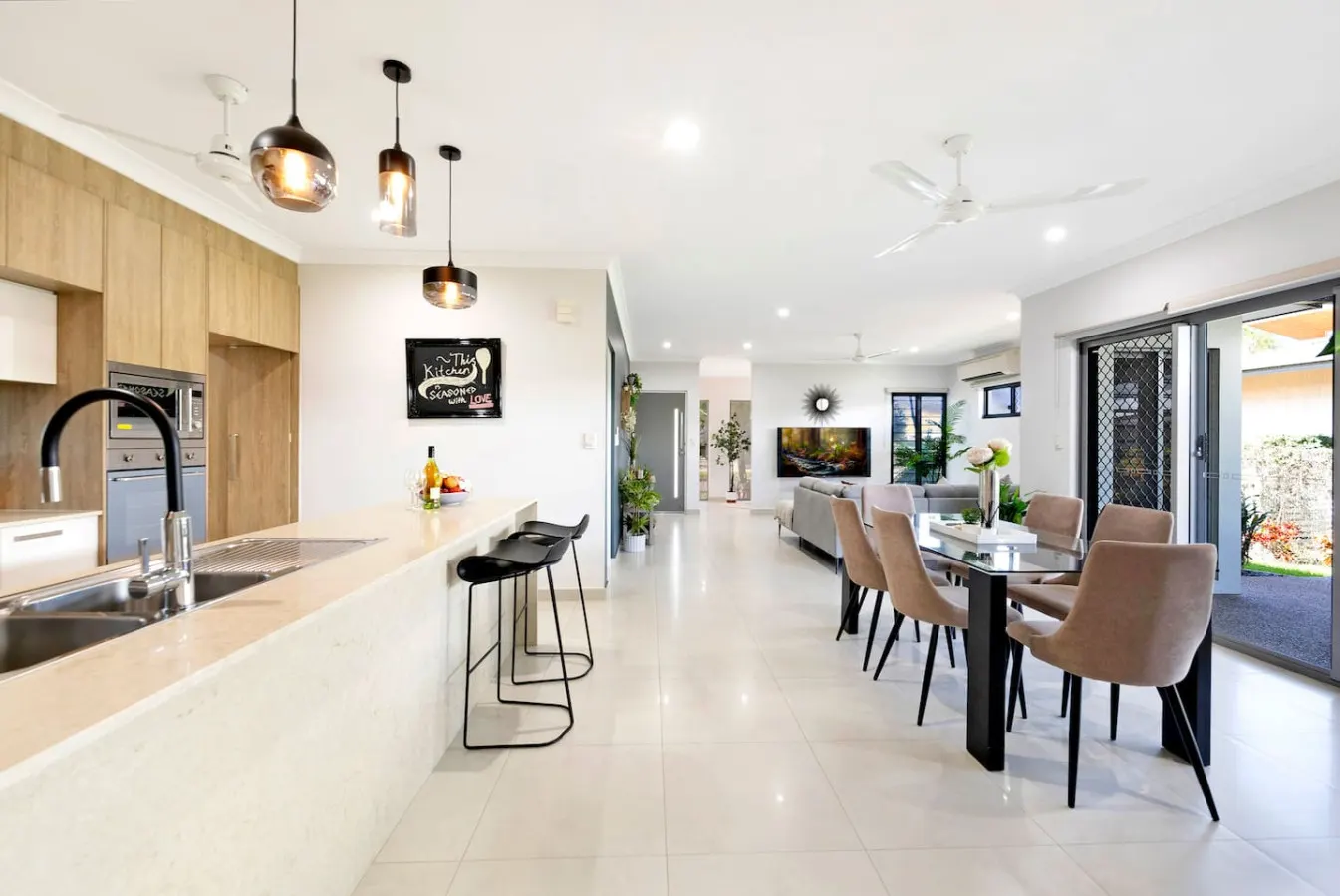 Zenhouse Vista: Elegant Coastal Haven 19