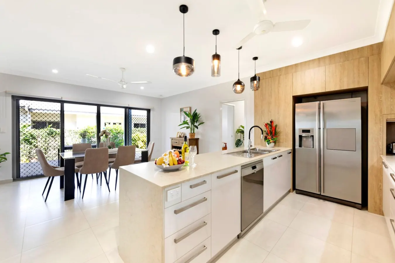 Zenhouse Vista: Elegant Coastal Haven 8