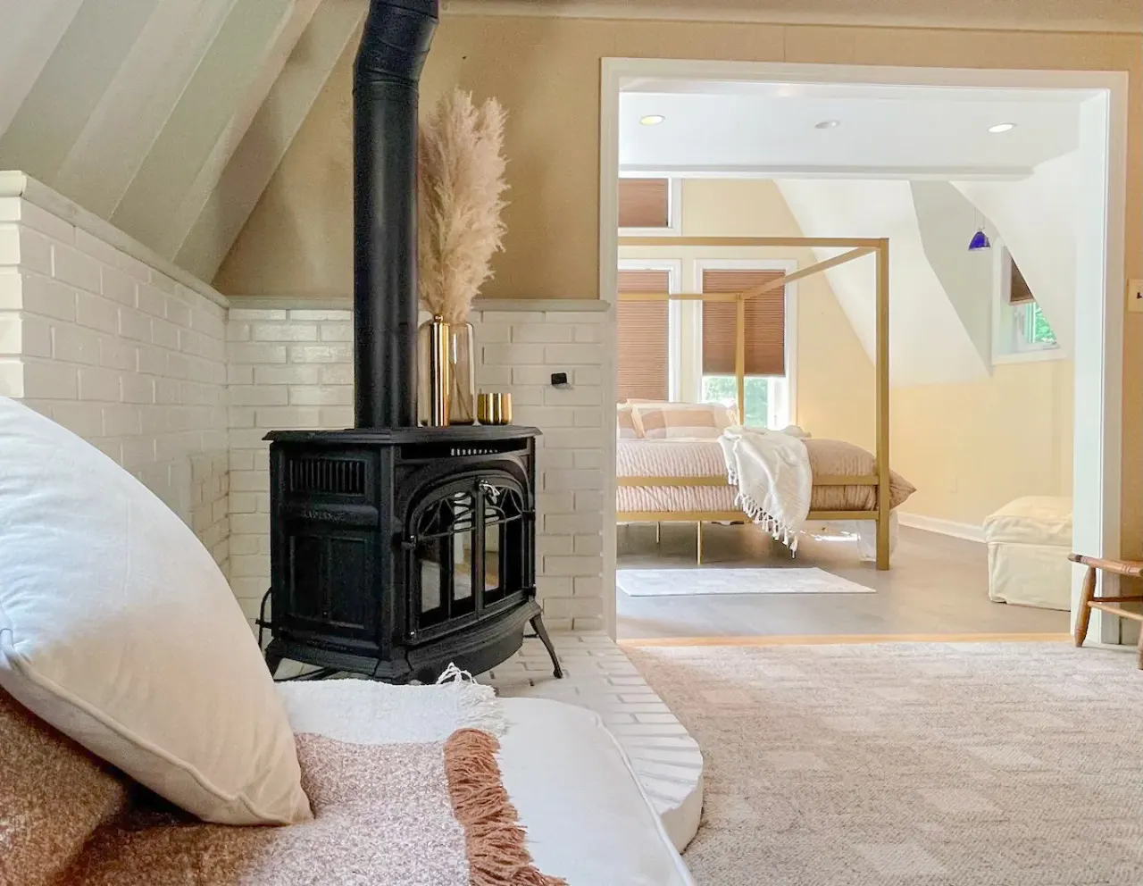 Cozy 1 Bed Chalet w/ King bed & indoor fireplace<3 — photo 2