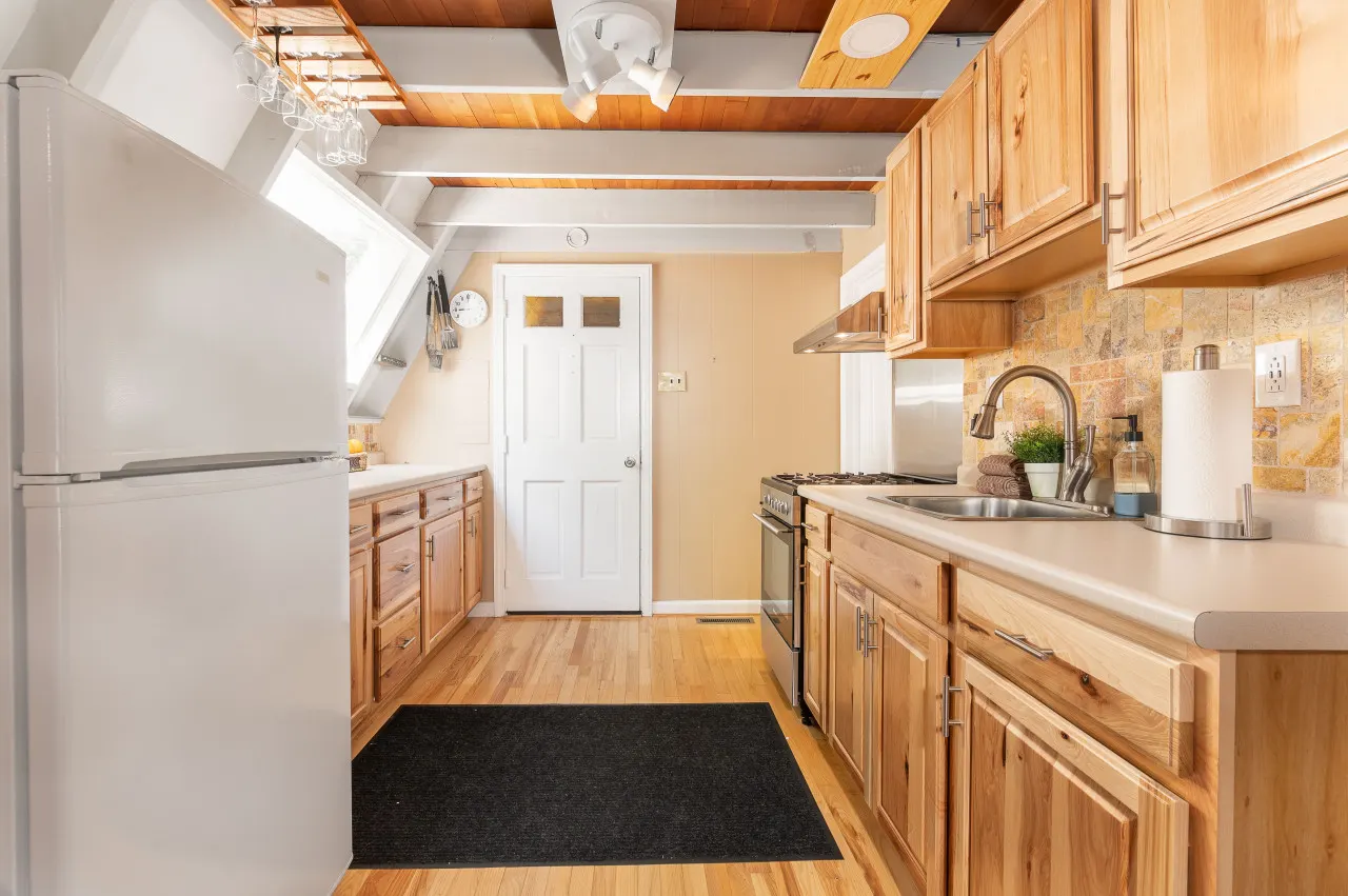 Cozy 1 Bed Chalet w/ King bed & indoor fireplace<3 9