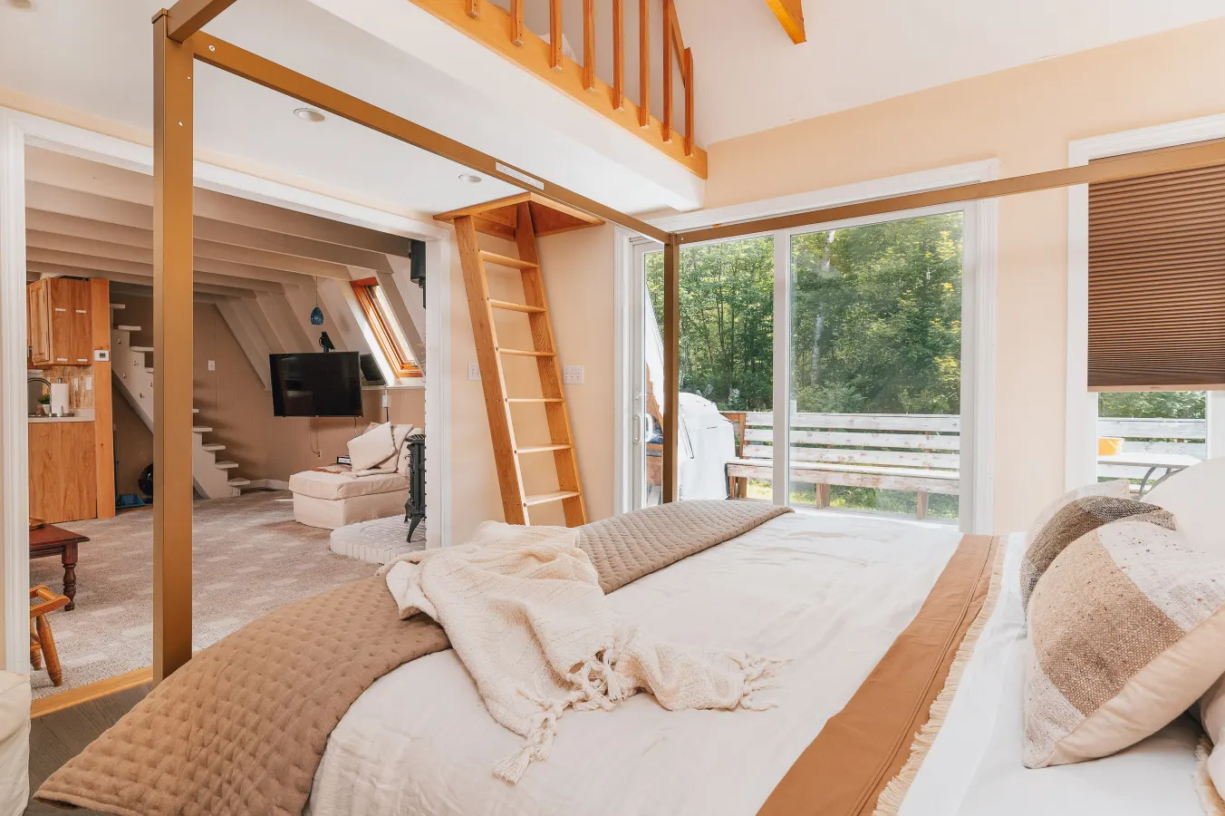 Cozy 1 Bed Chalet w/ King bed & indoor fireplace<3 10