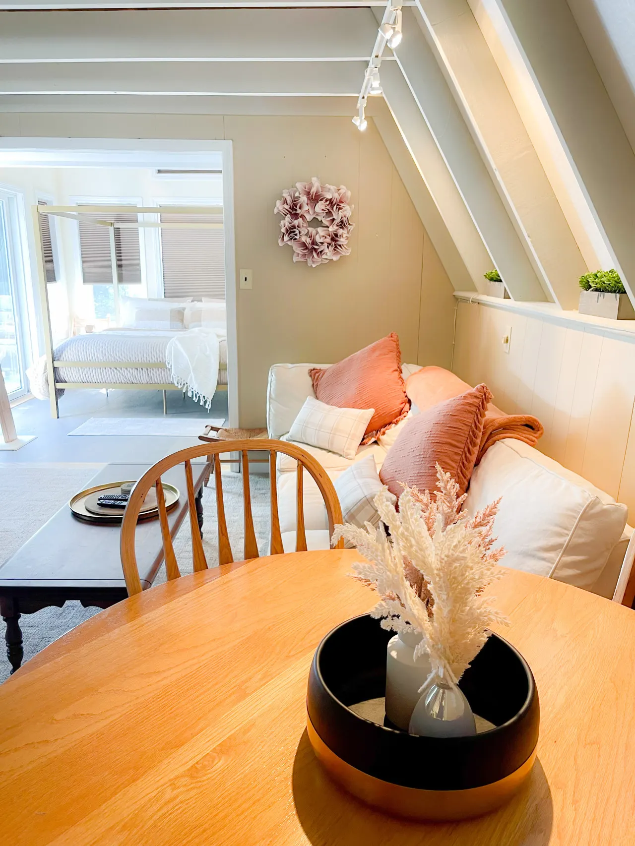 Cozy 1 Bed Chalet w/ King bed & indoor fireplace<3 13