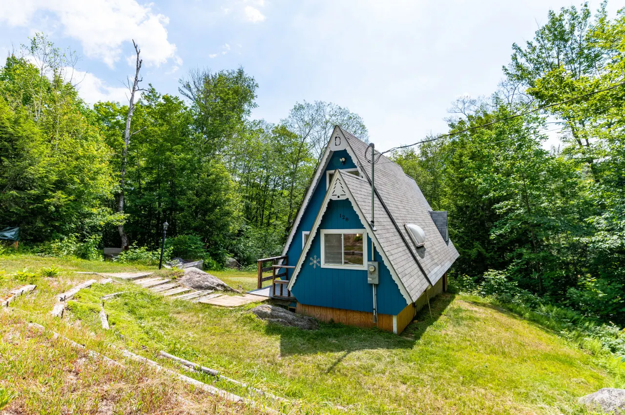 Cozy 1 Bed Chalet w/ King bed & indoor fireplace<3 15
