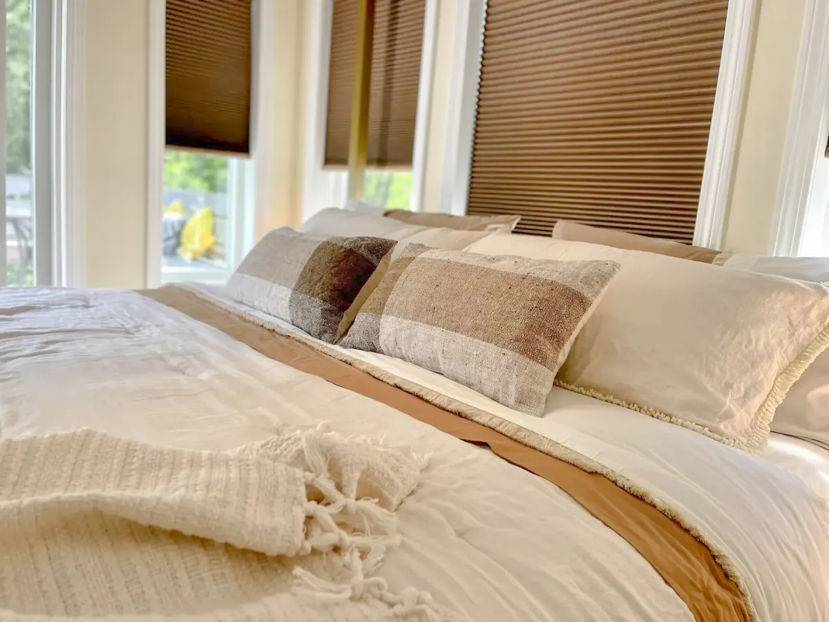 Cozy 1 Bed Chalet w/ King bed & indoor fireplace<3 19