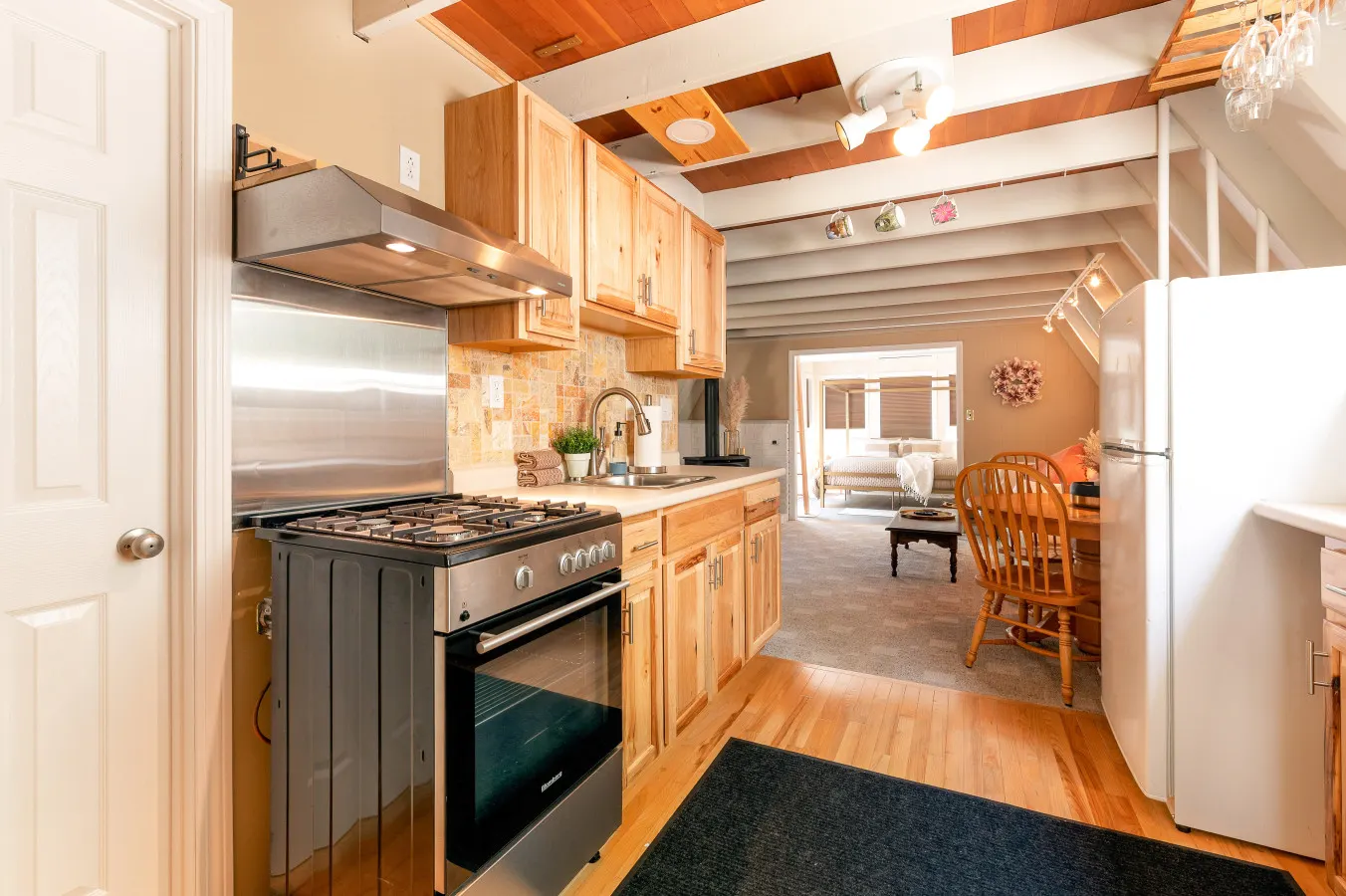 Cozy 1 Bed Chalet w/ King bed & indoor fireplace<3 — photo 3