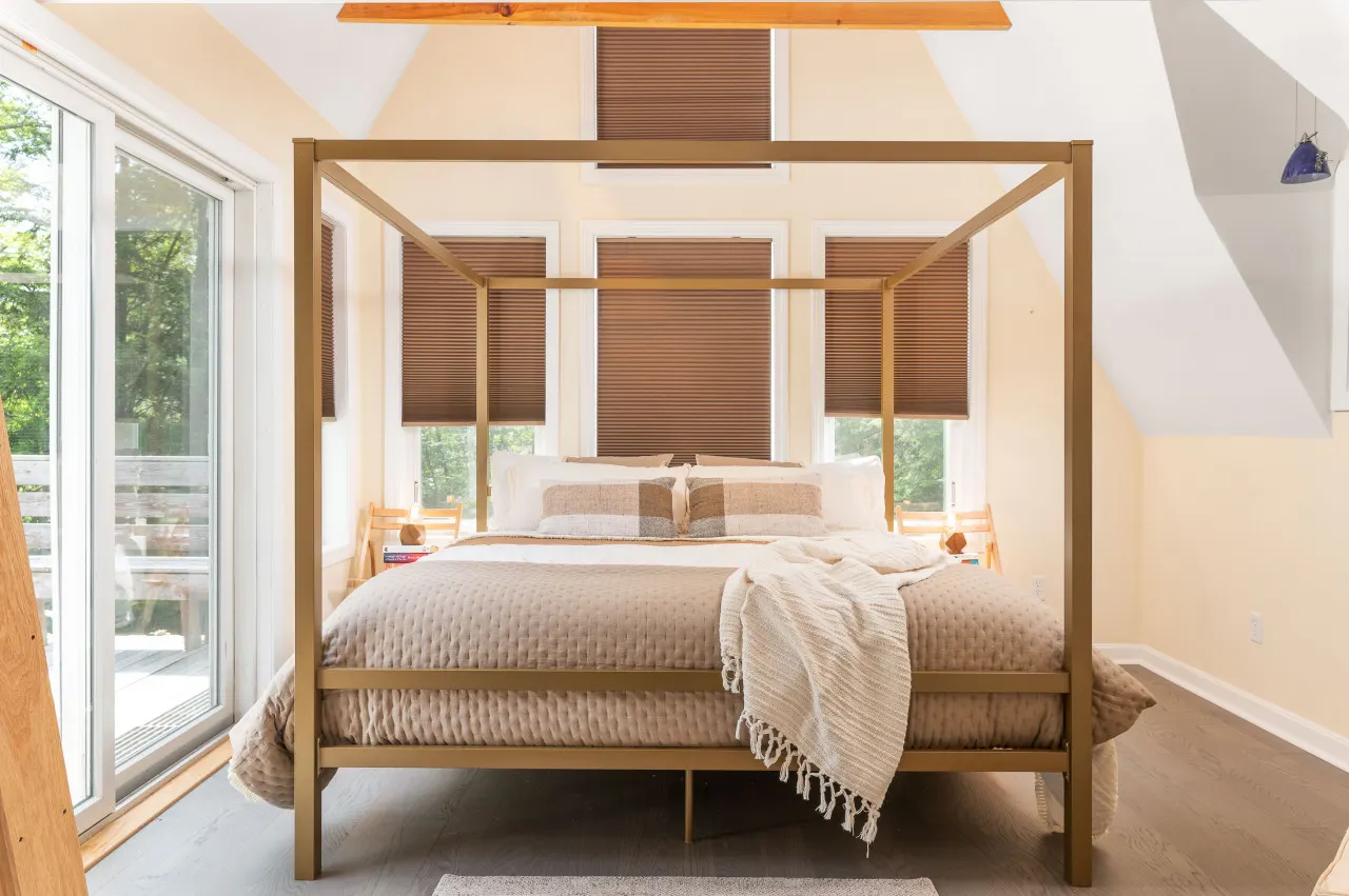 Cozy 1 Bed Chalet w/ King bed & indoor fireplace<3 — photo 4