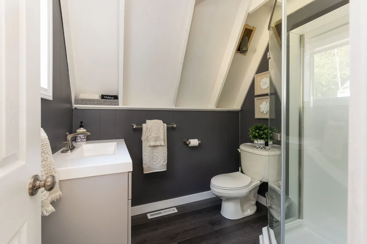 Cozy 1 Bed Chalet w/ King bed & indoor fireplace<3 — photo 5