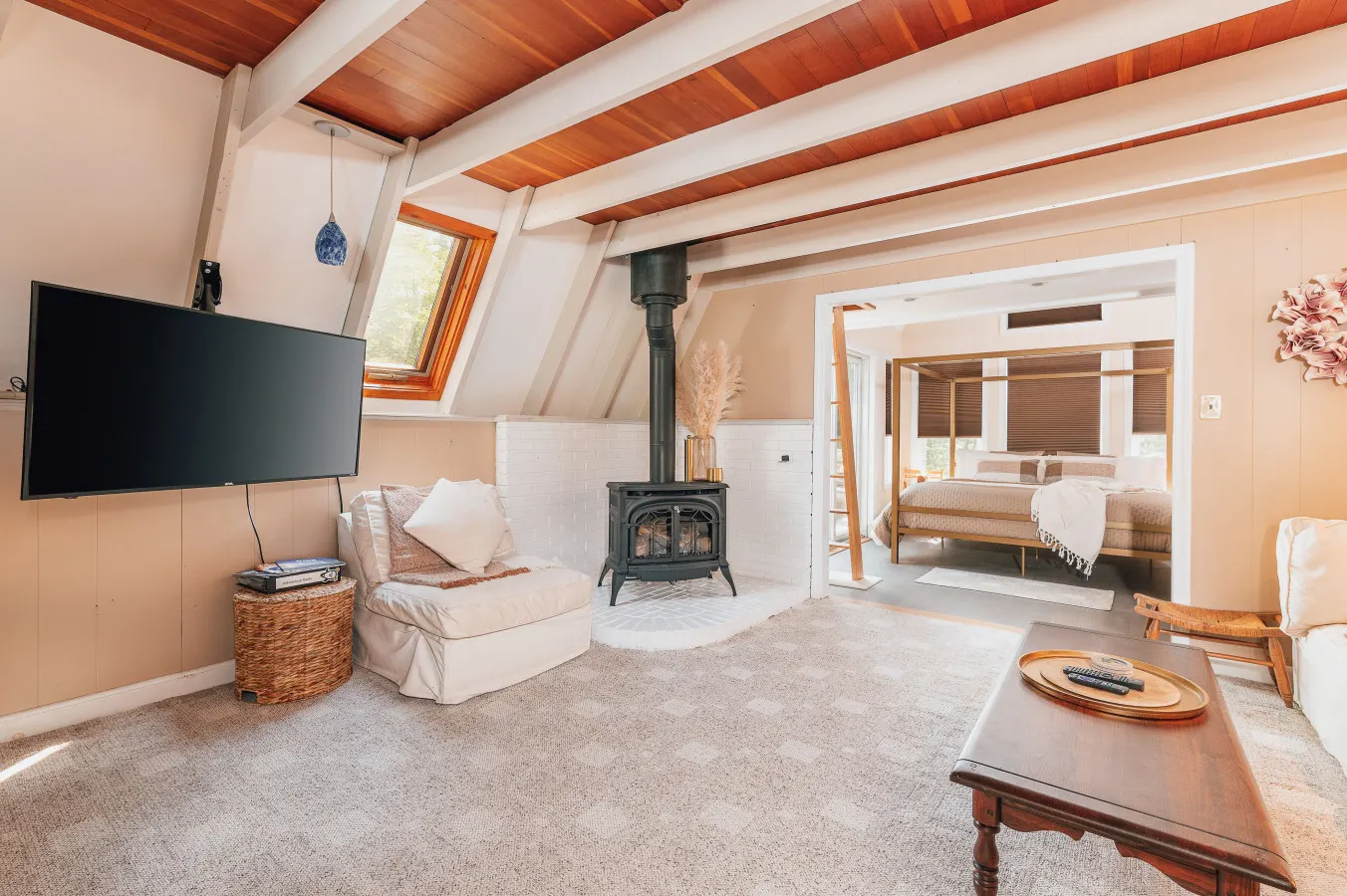 Cozy 1 Bed Chalet w/ King bed & indoor fireplace<3 6