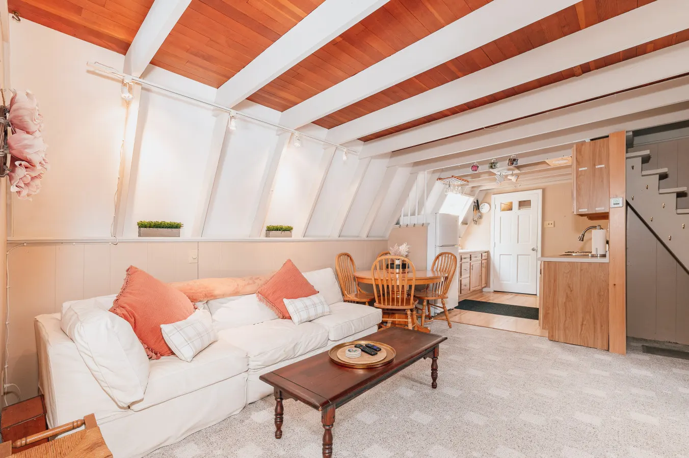 Cozy 1 Bed Chalet w/ King bed & indoor fireplace<3 7