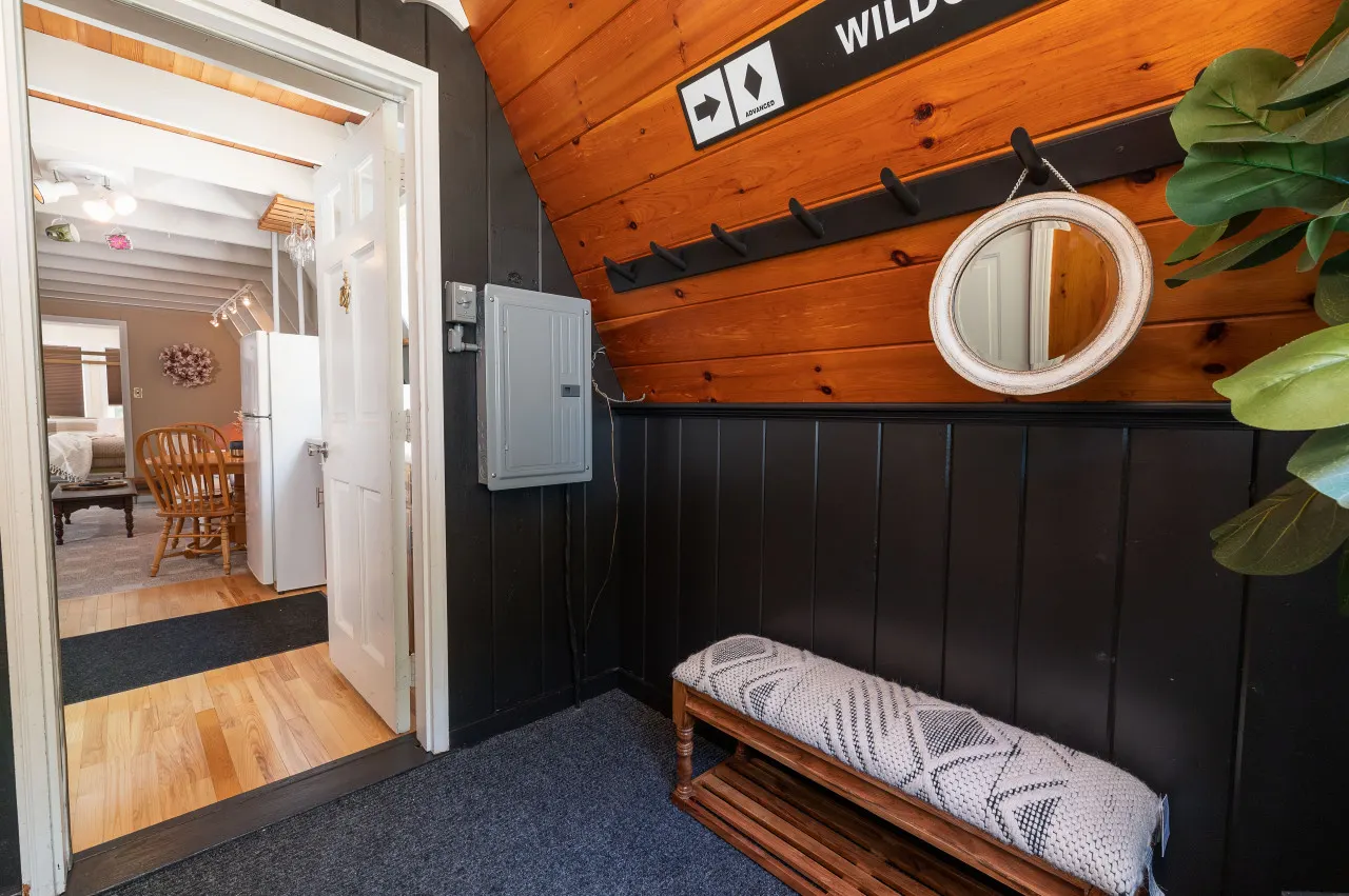 Cozy 1 Bed Chalet w/ King bed & indoor fireplace<3 8