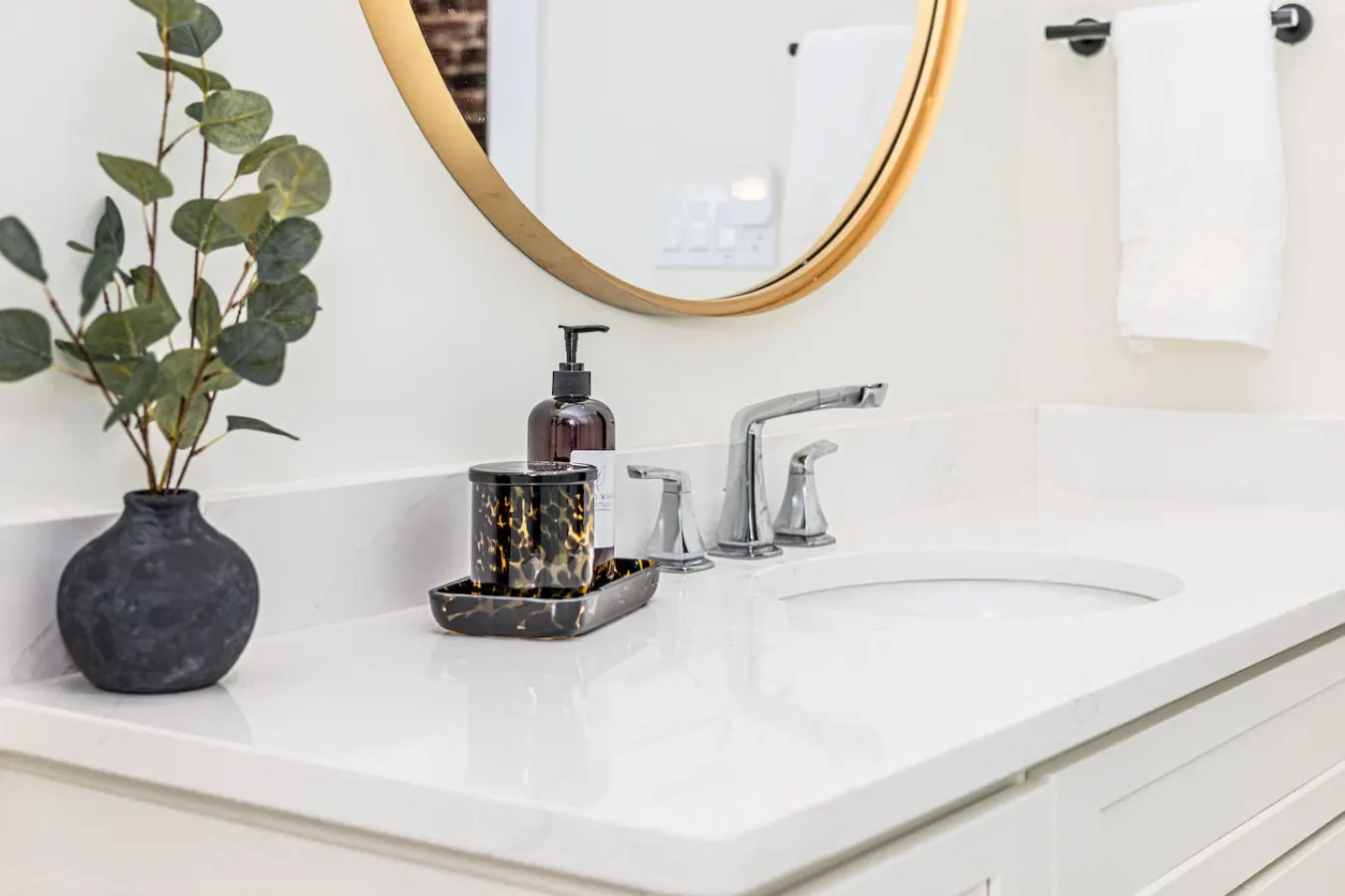 Downtown Luxury Condo Near UT 15