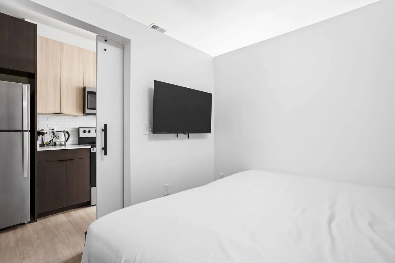 Amenity Packed High-Rise Free Espresso+Pool+Gym+Parking 7