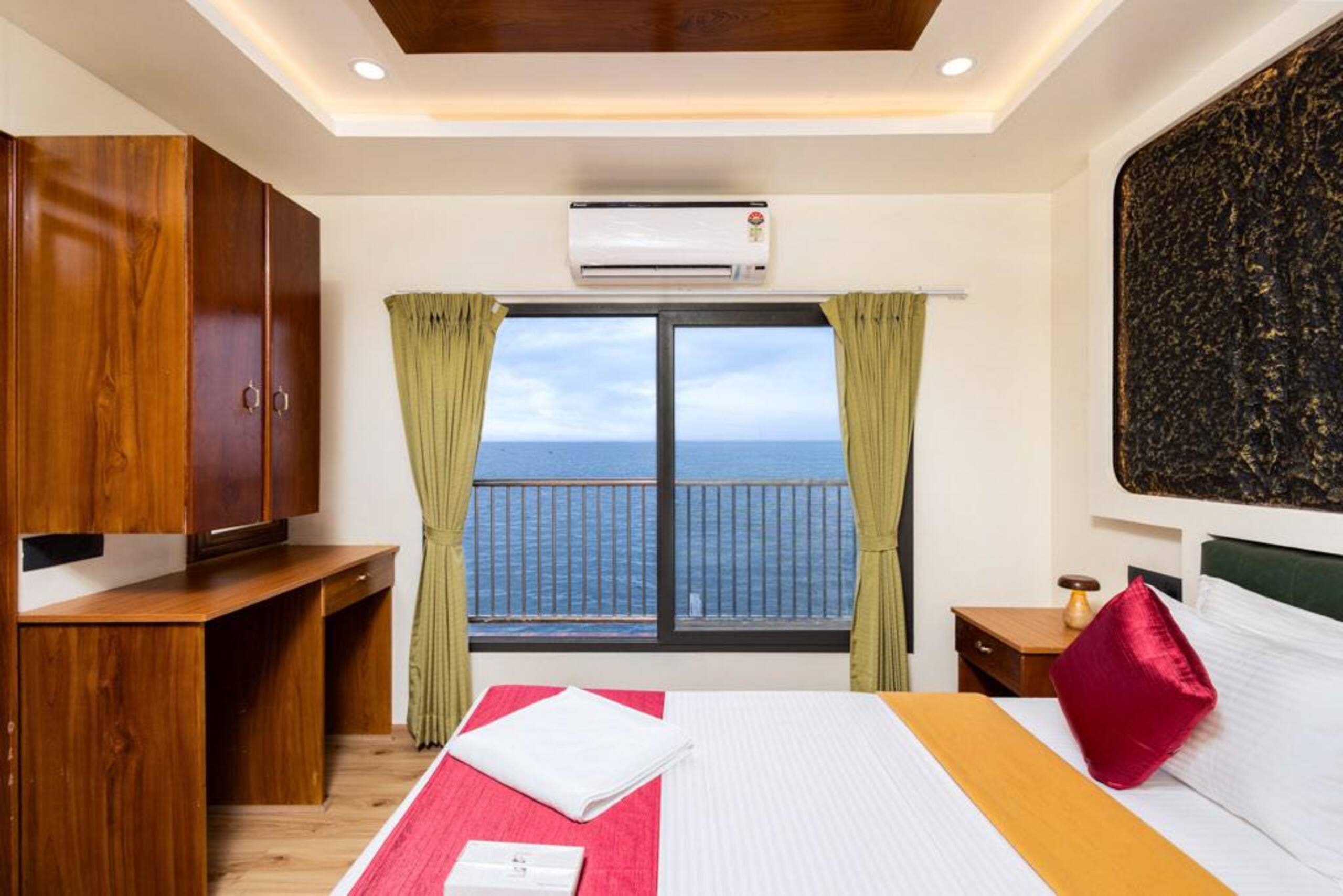 Aqua Castle Houseboat 12