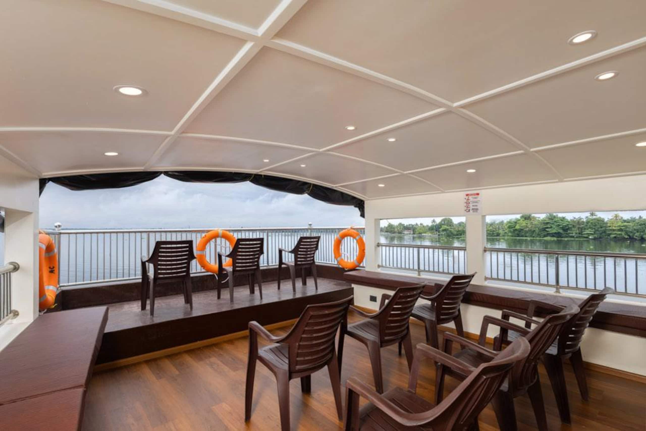 Aqua Castle Houseboat 16