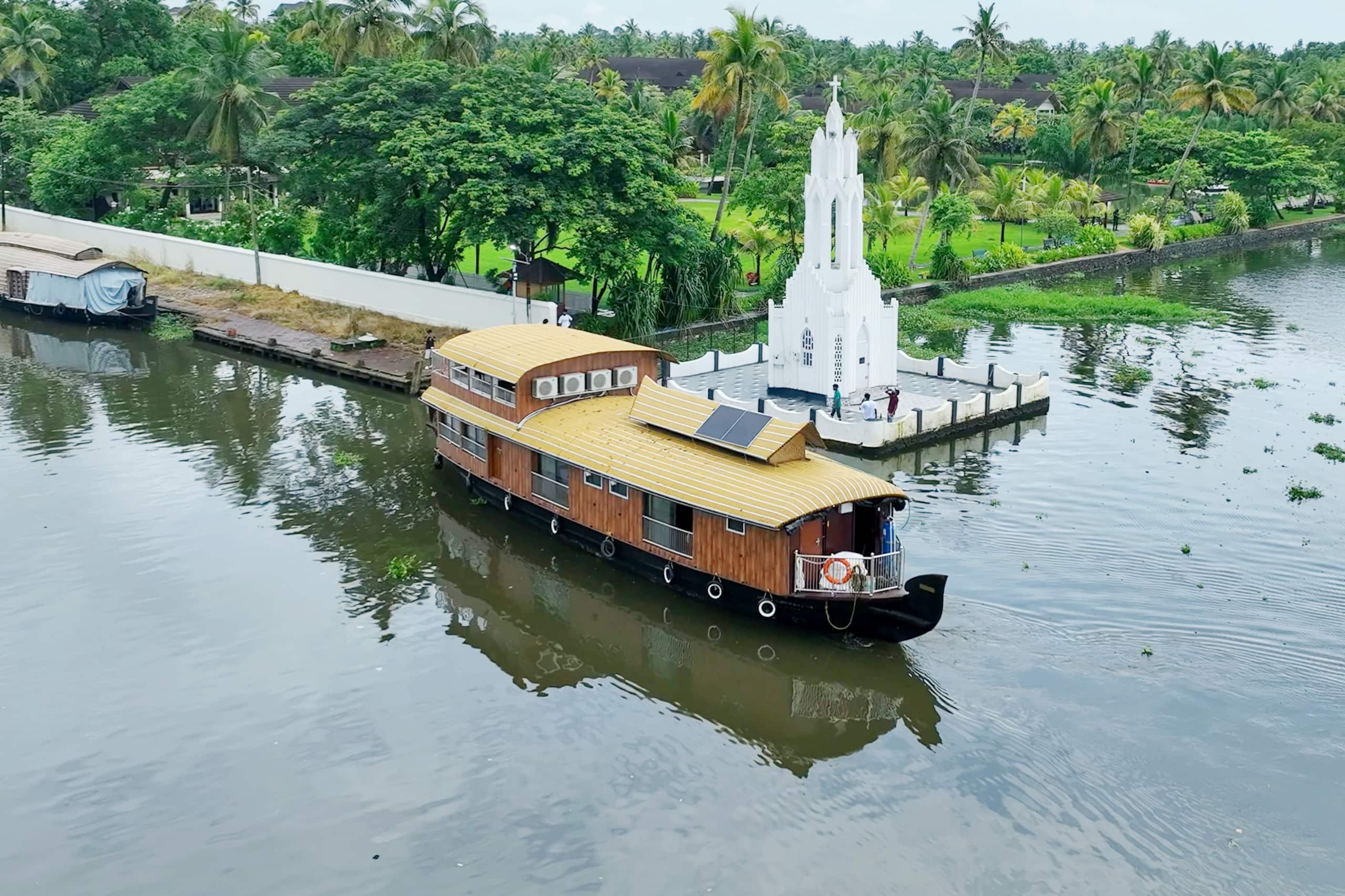 Aqua Castle Houseboat 3