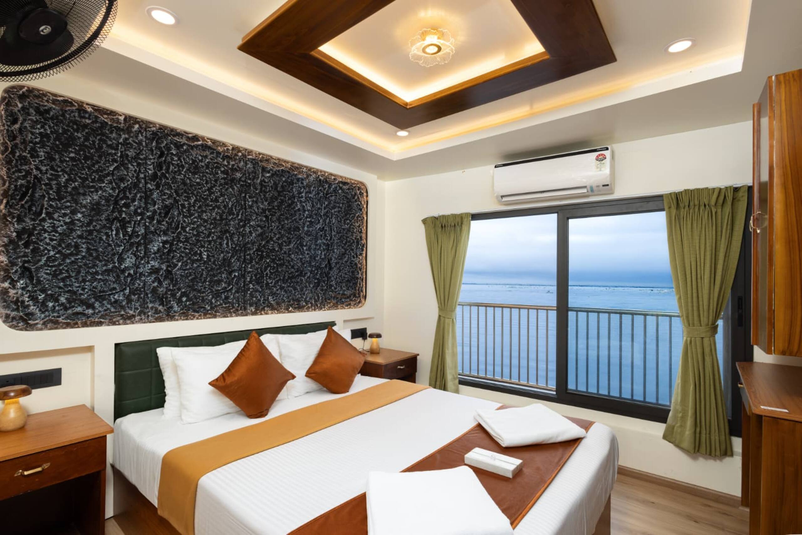 Aqua Castle Houseboat 21