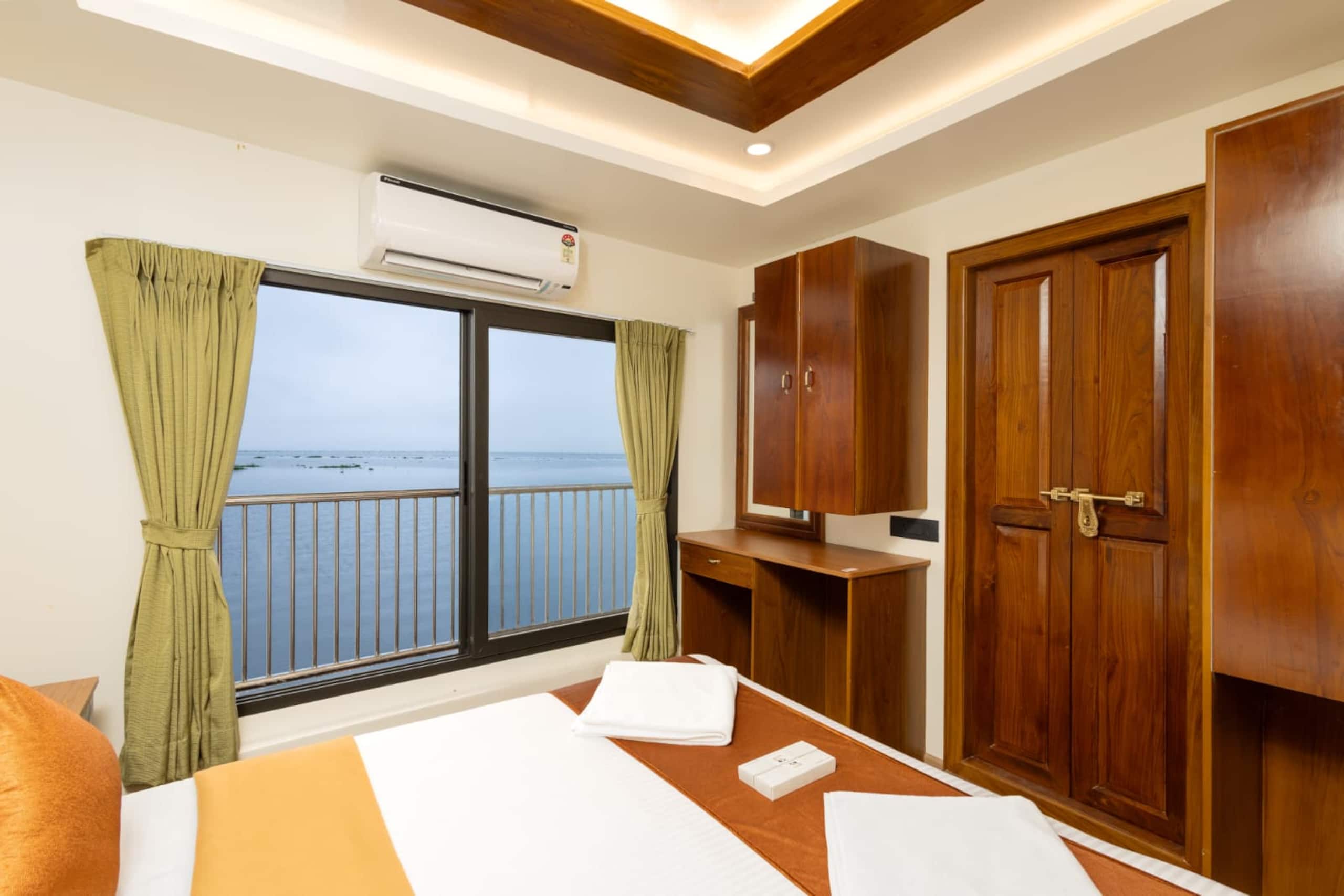 Aqua Castle Houseboat 20