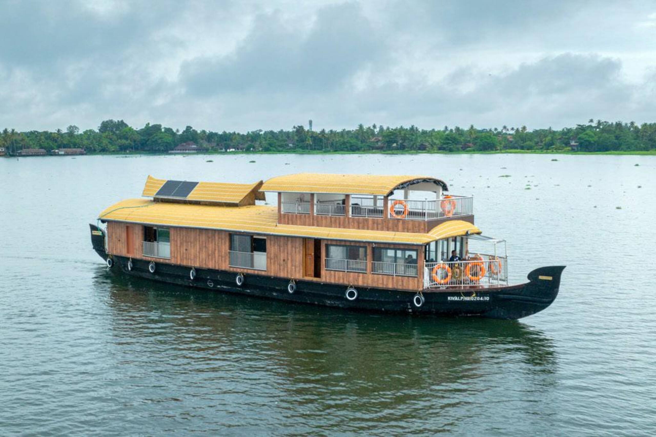 Aqua Castle Houseboat 2