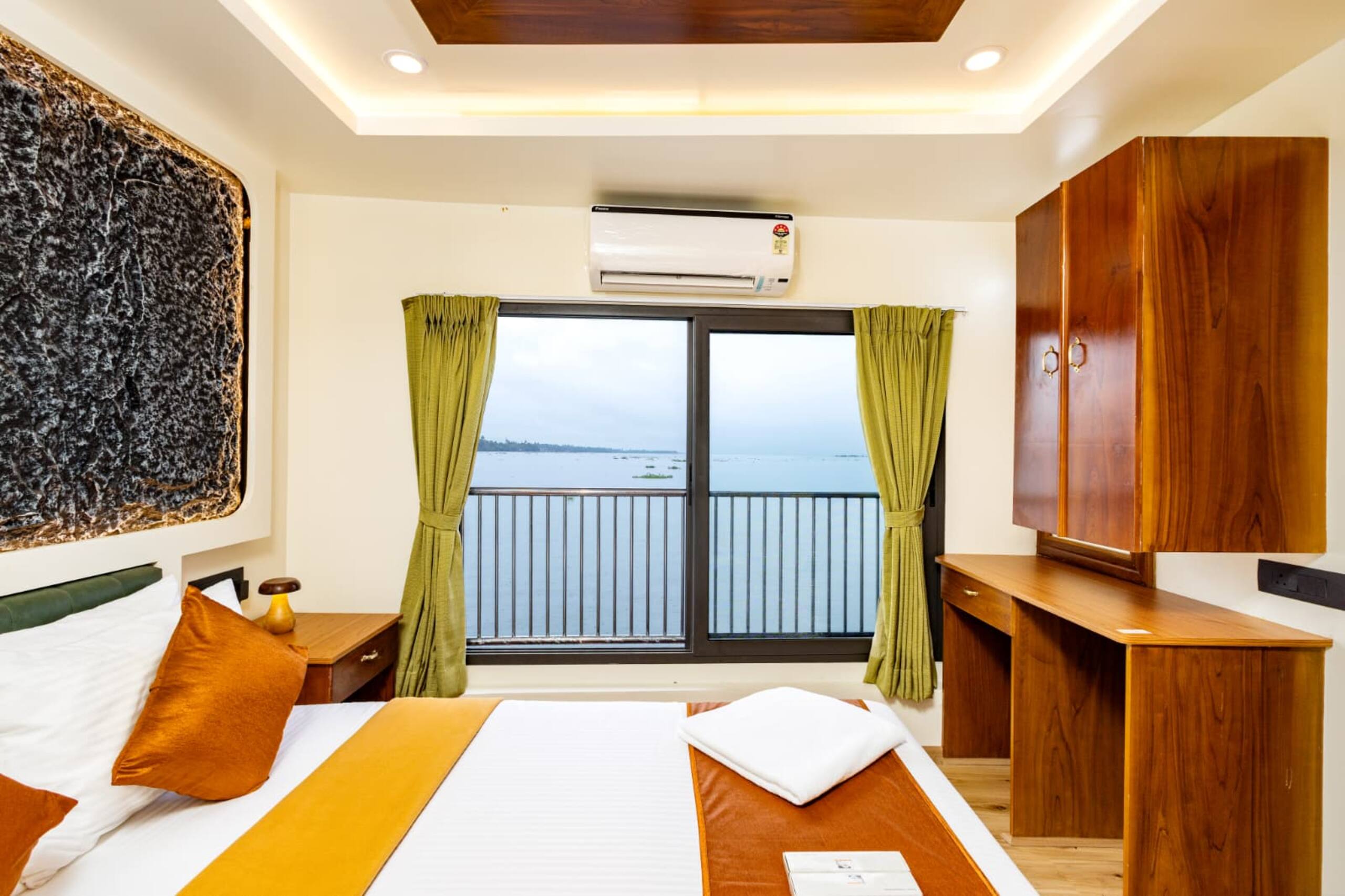 Aqua Castle Houseboat 22