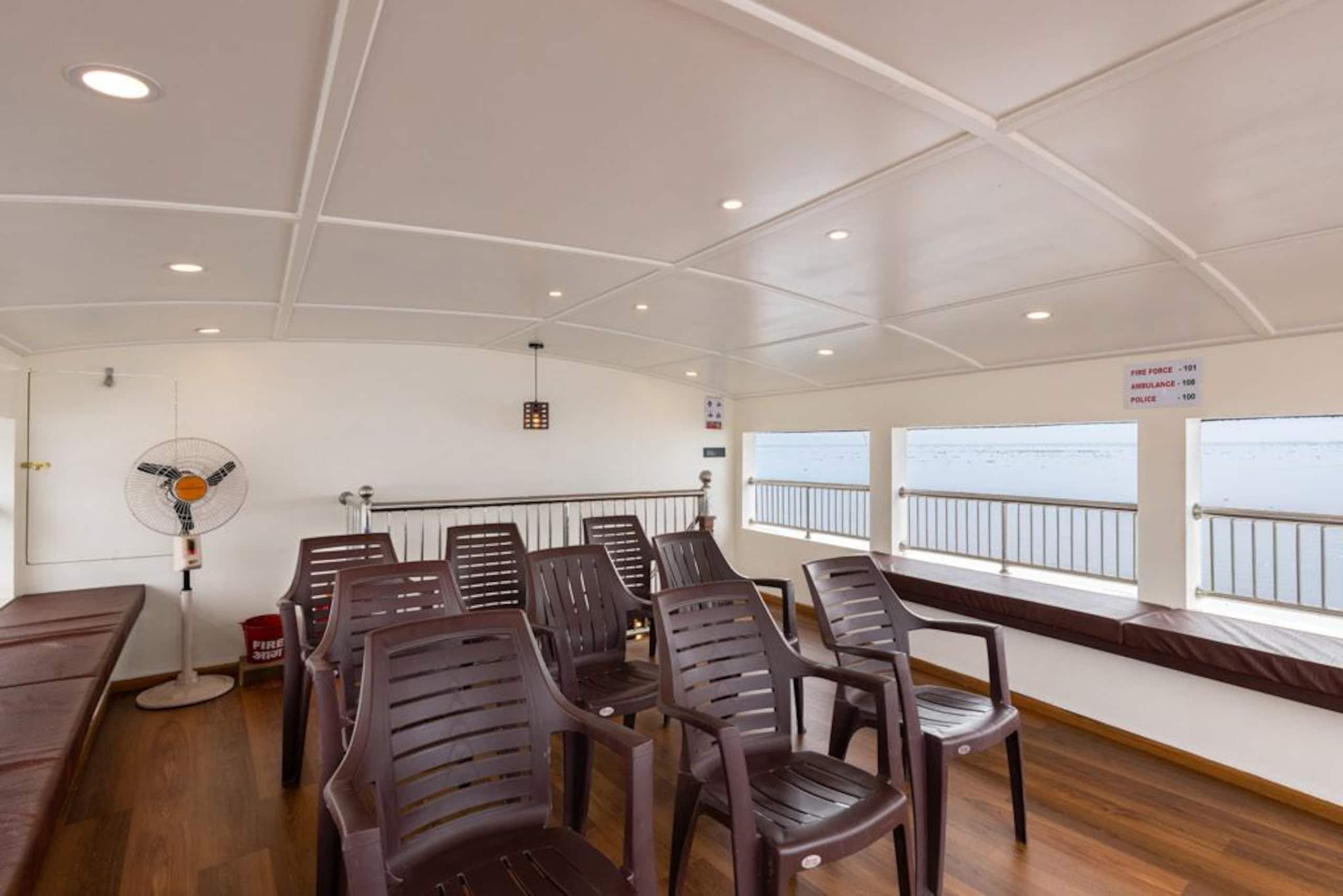 Aqua Castle Houseboat 18