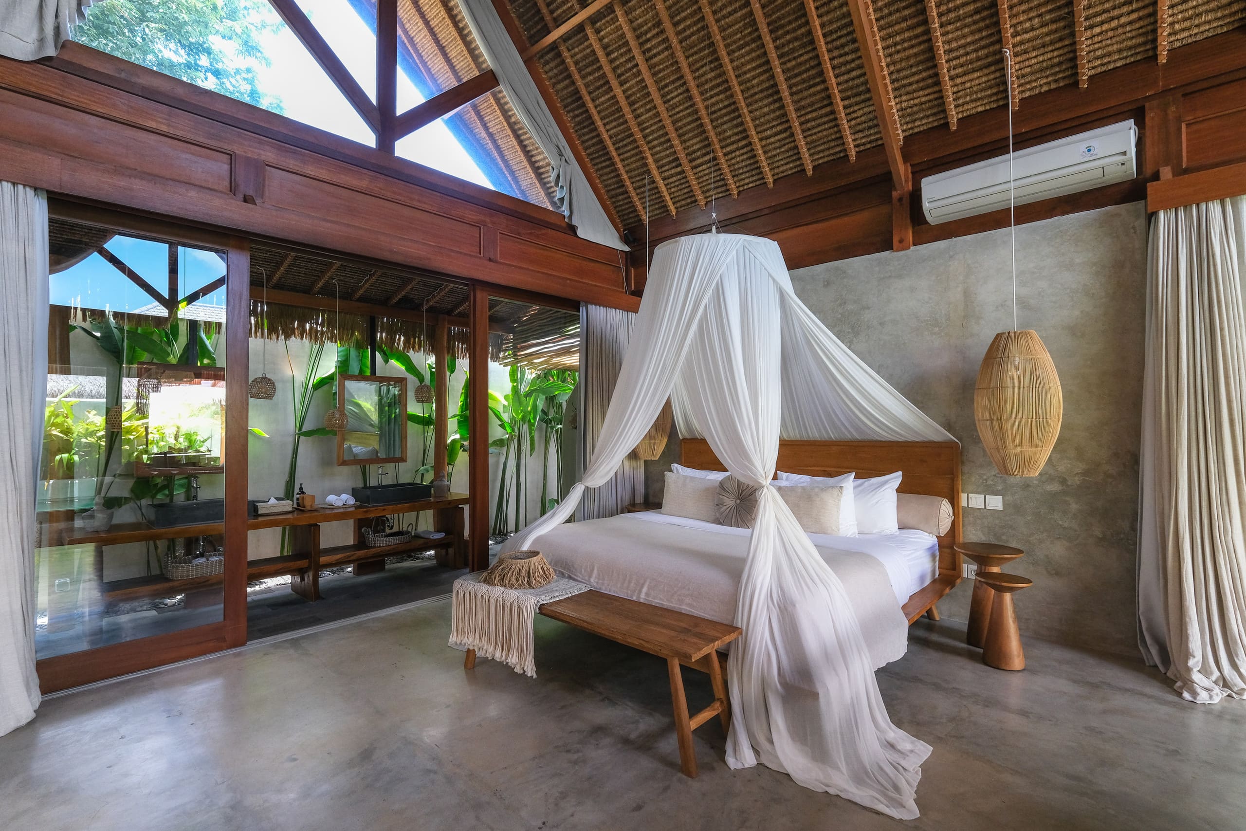 Contemporary and Tropical Villa with Pool 8