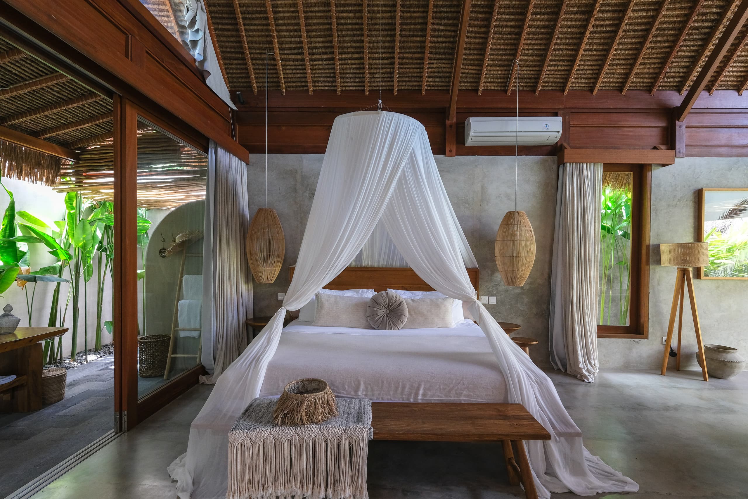 Contemporary and Tropical Villa with Pool 6