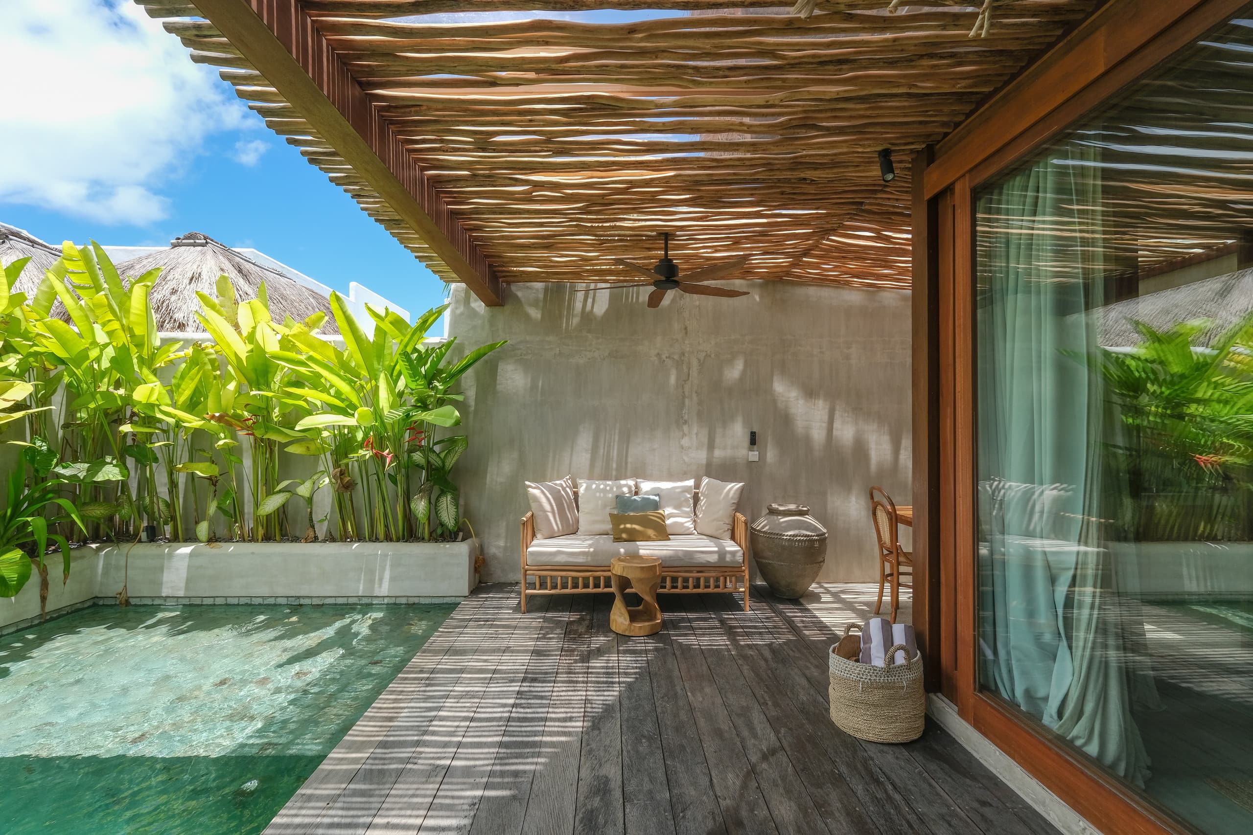 Contemporary and Tropical Villa with Pool — photo 3