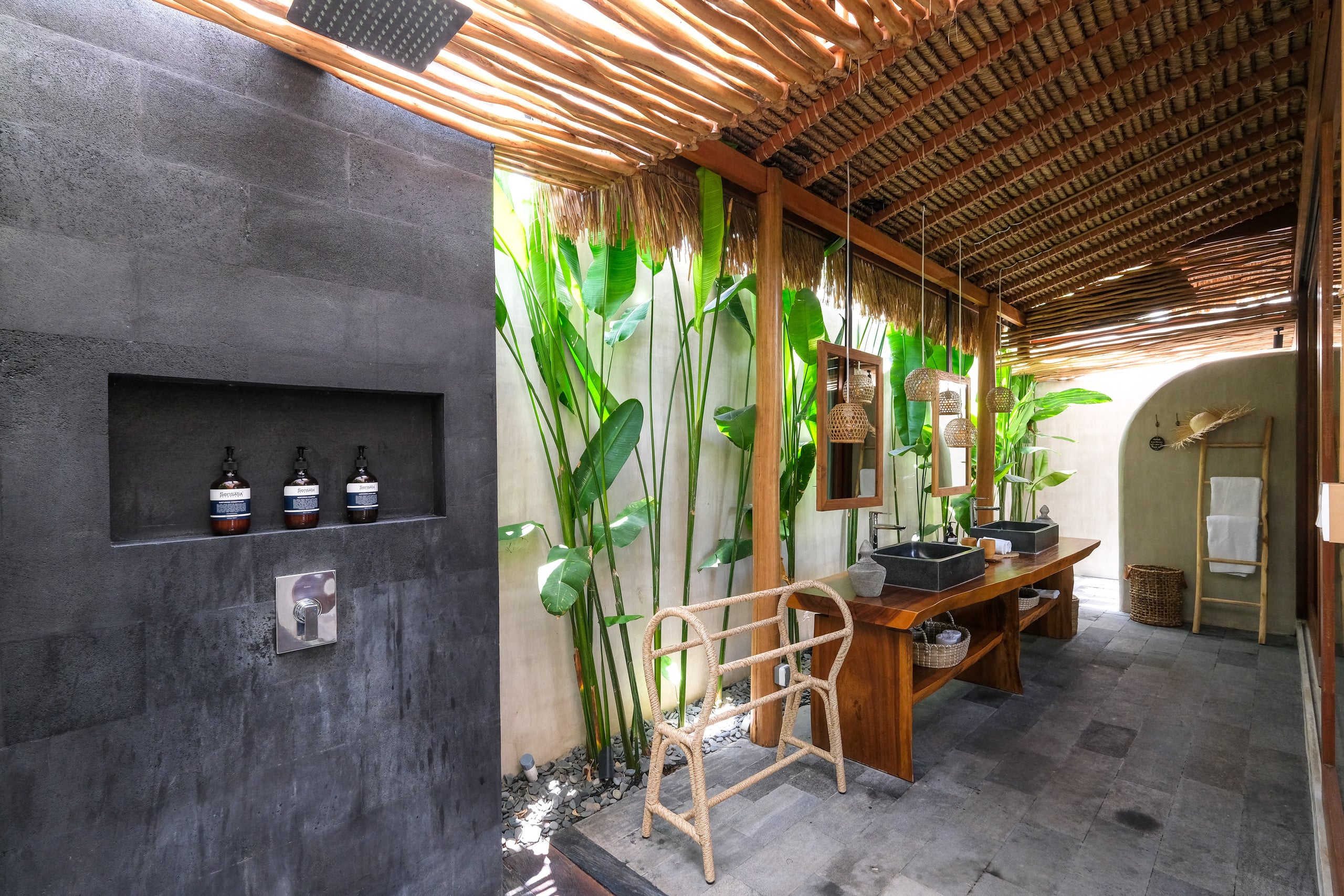 Contemporary and Tropical Villa with Pool 19