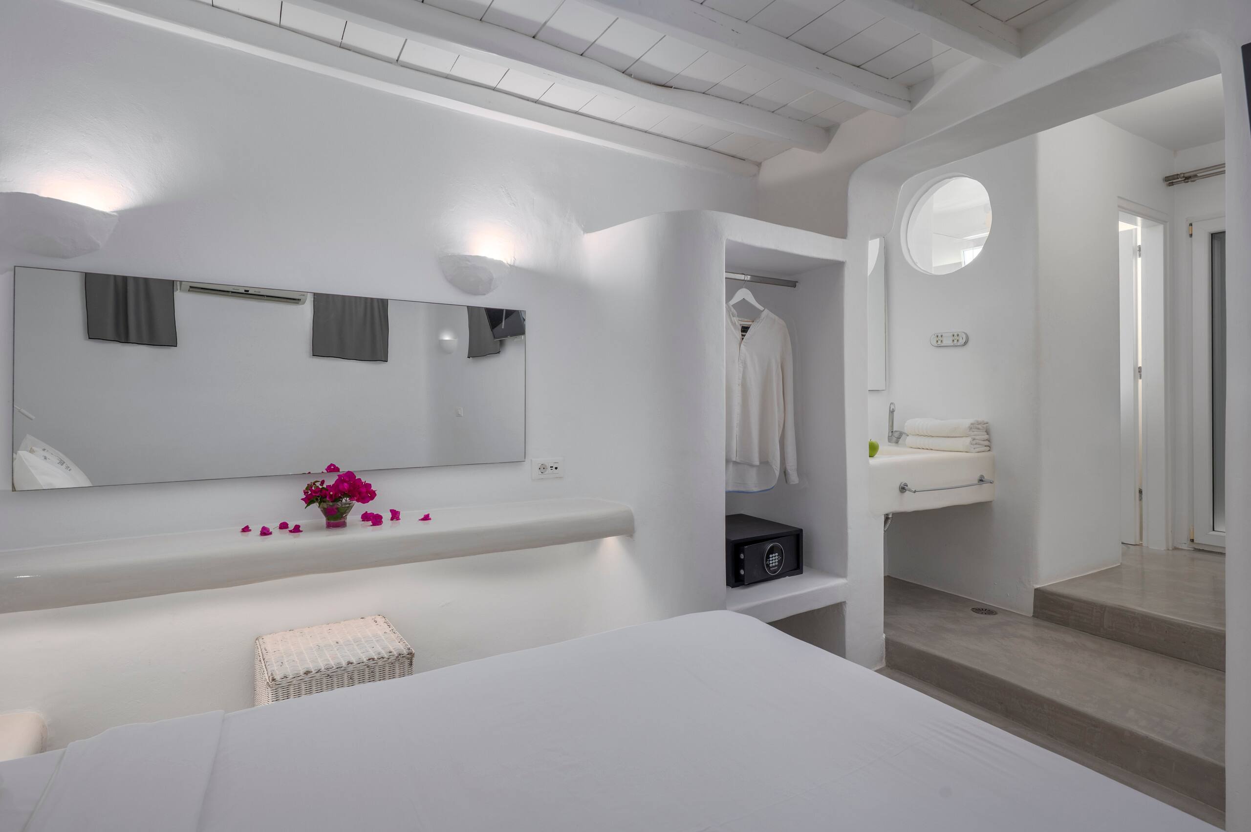 Duplex Suite Sea View & Jacuzzi | Flaskos Suites 9