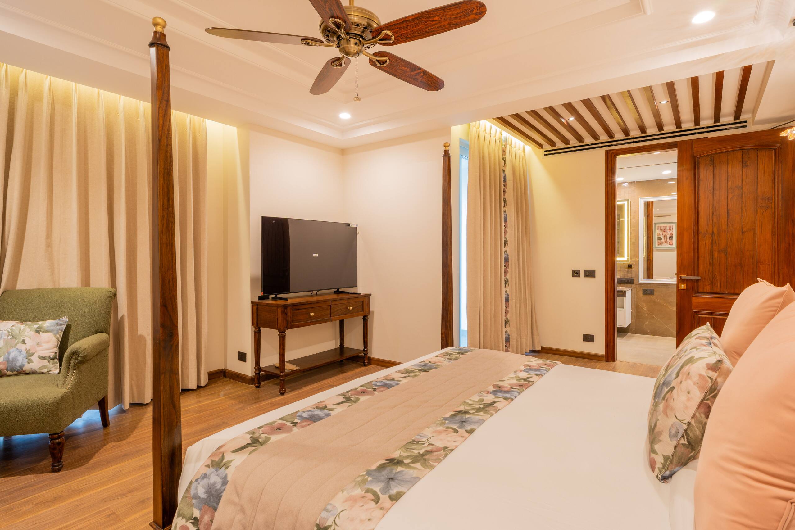 Luxury Heights Getaway Cottage with Terrace Views 21