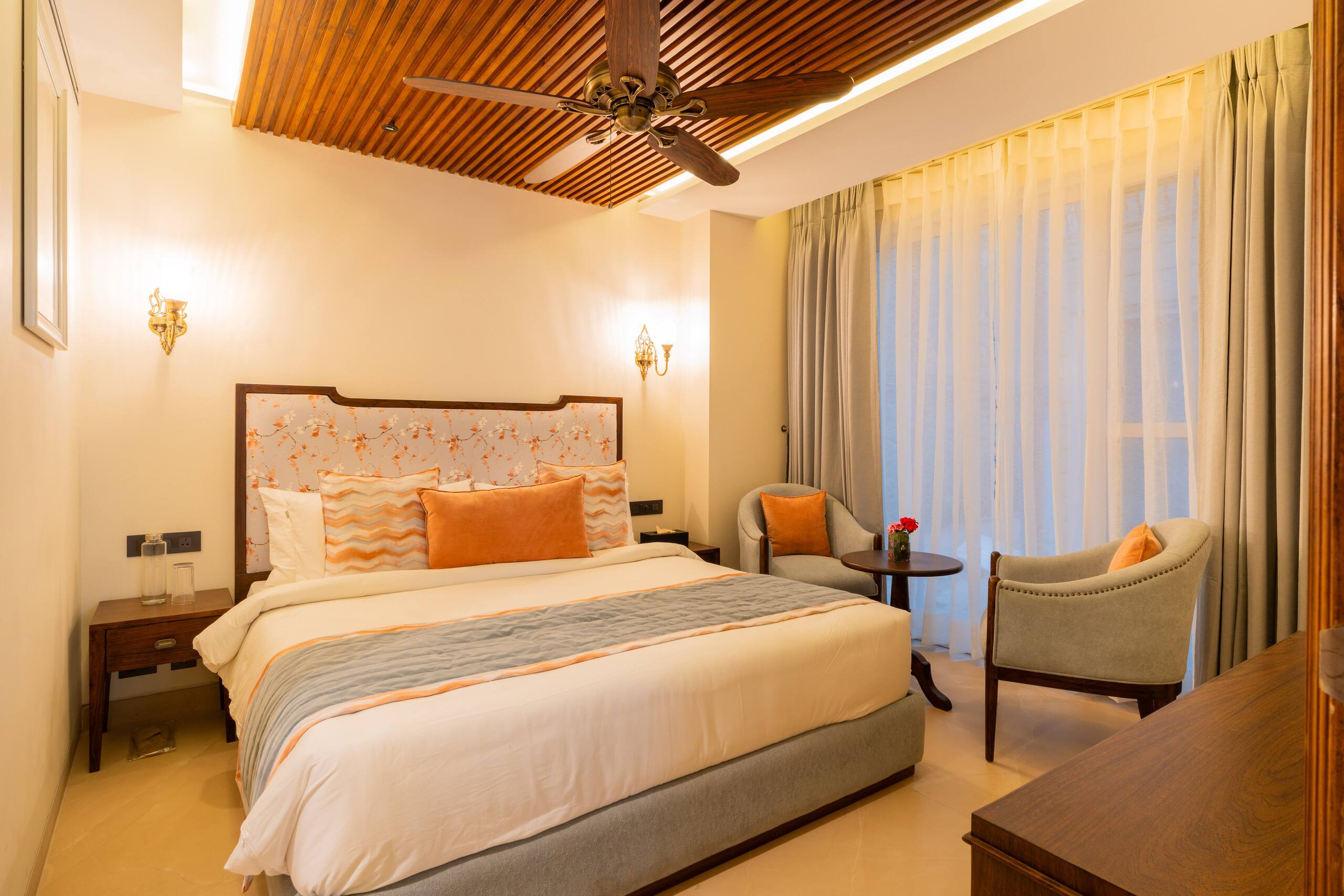 Luxury Heights Getaway Cottage with Terrace Views 33