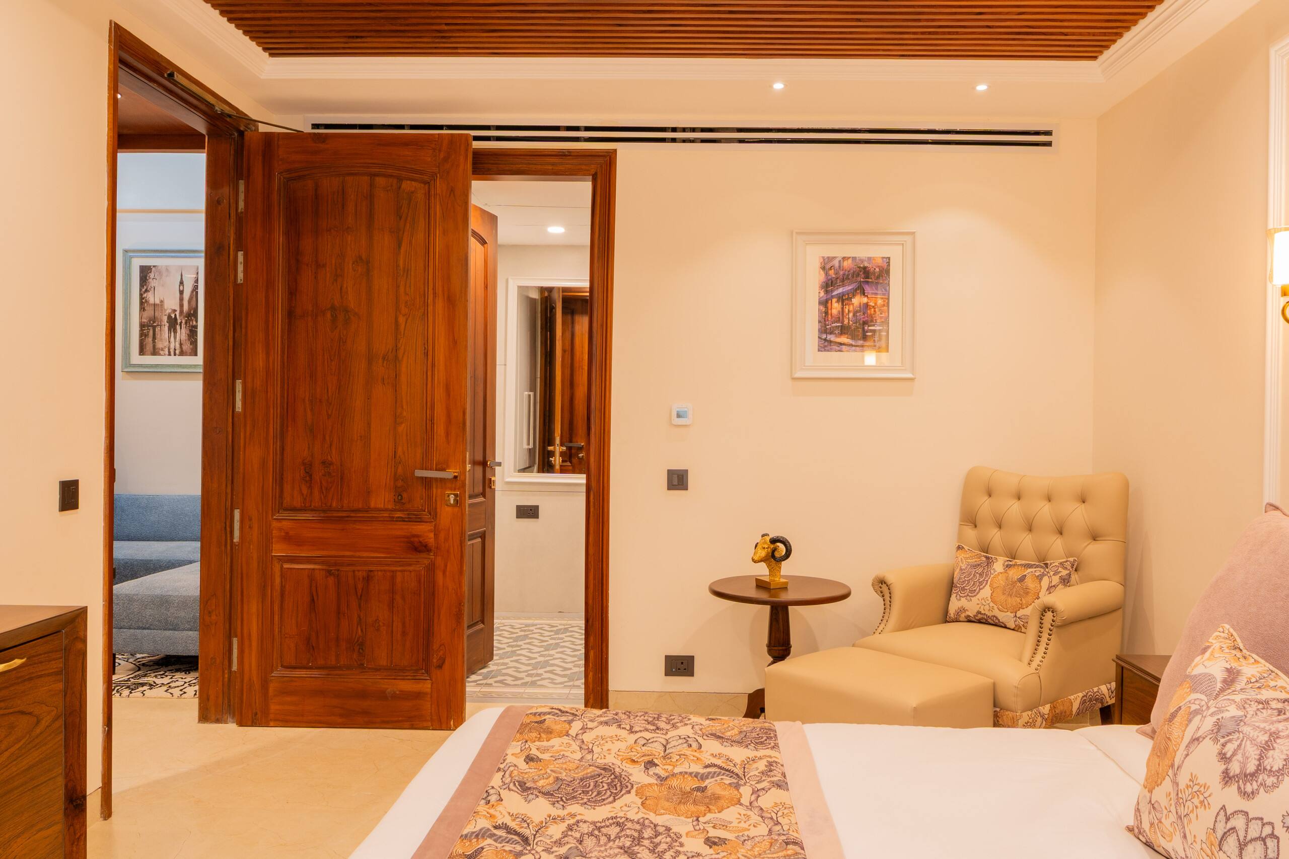 Luxury Heights Getaway Cottage with Terrace Views 27