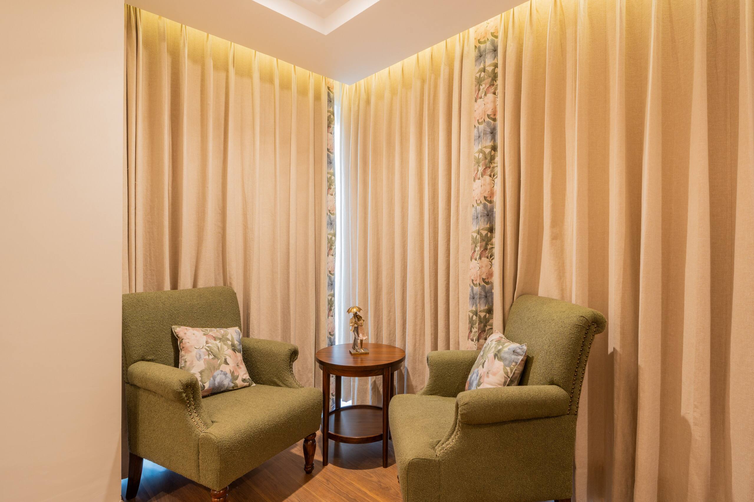 Luxury Heights Getaway Cottage with Terrace Views 20