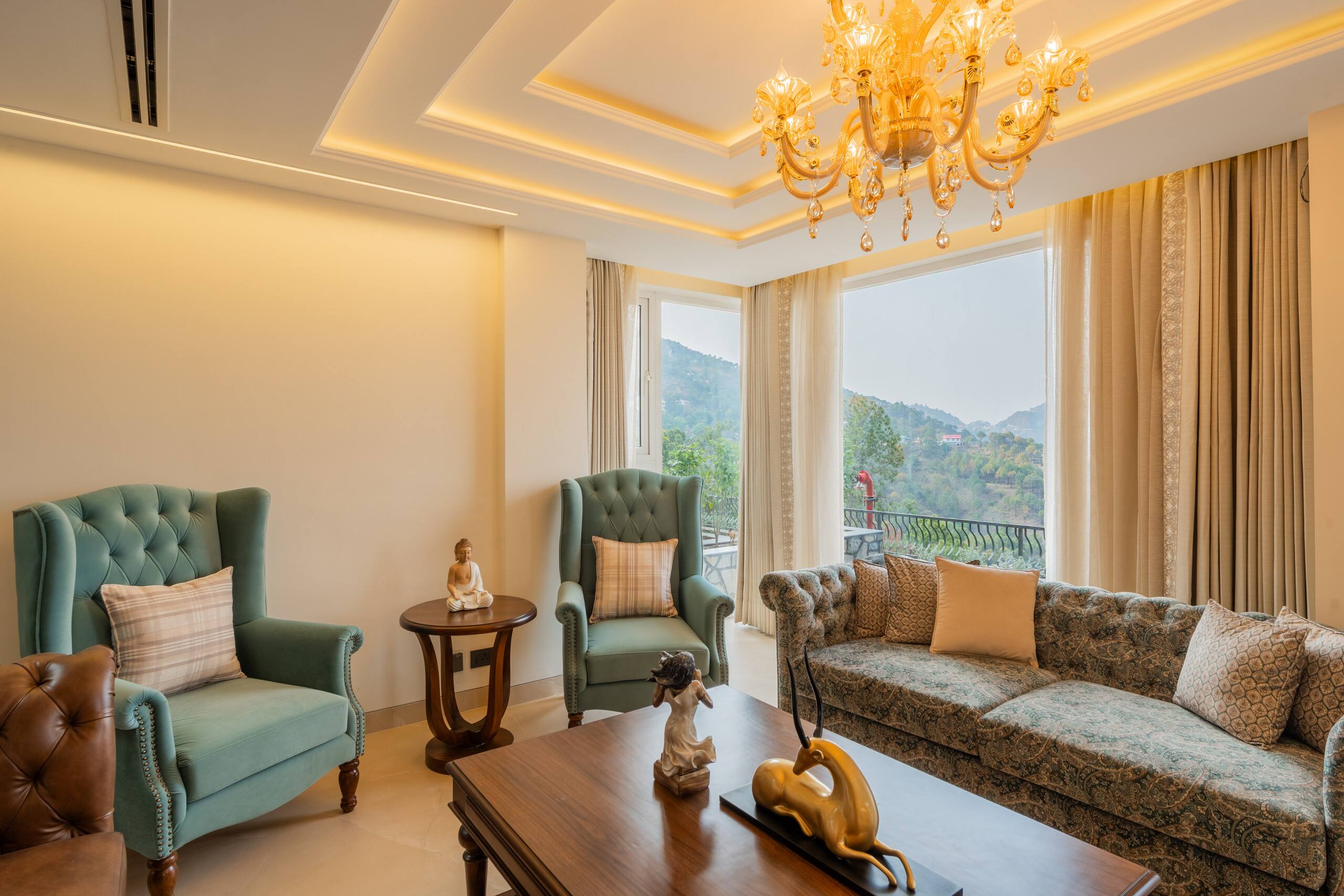 Luxury Heights Getaway Cottage with Terrace Views 3