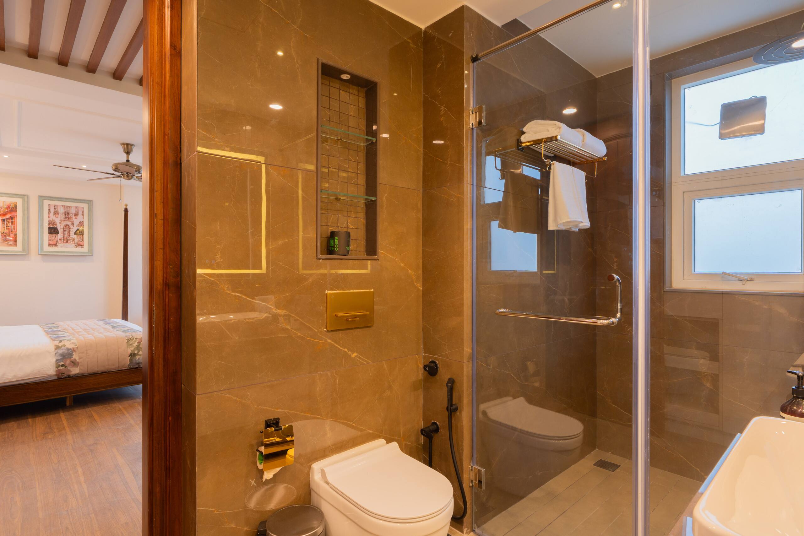 Luxury Heights Getaway Cottage with Terrace Views 39