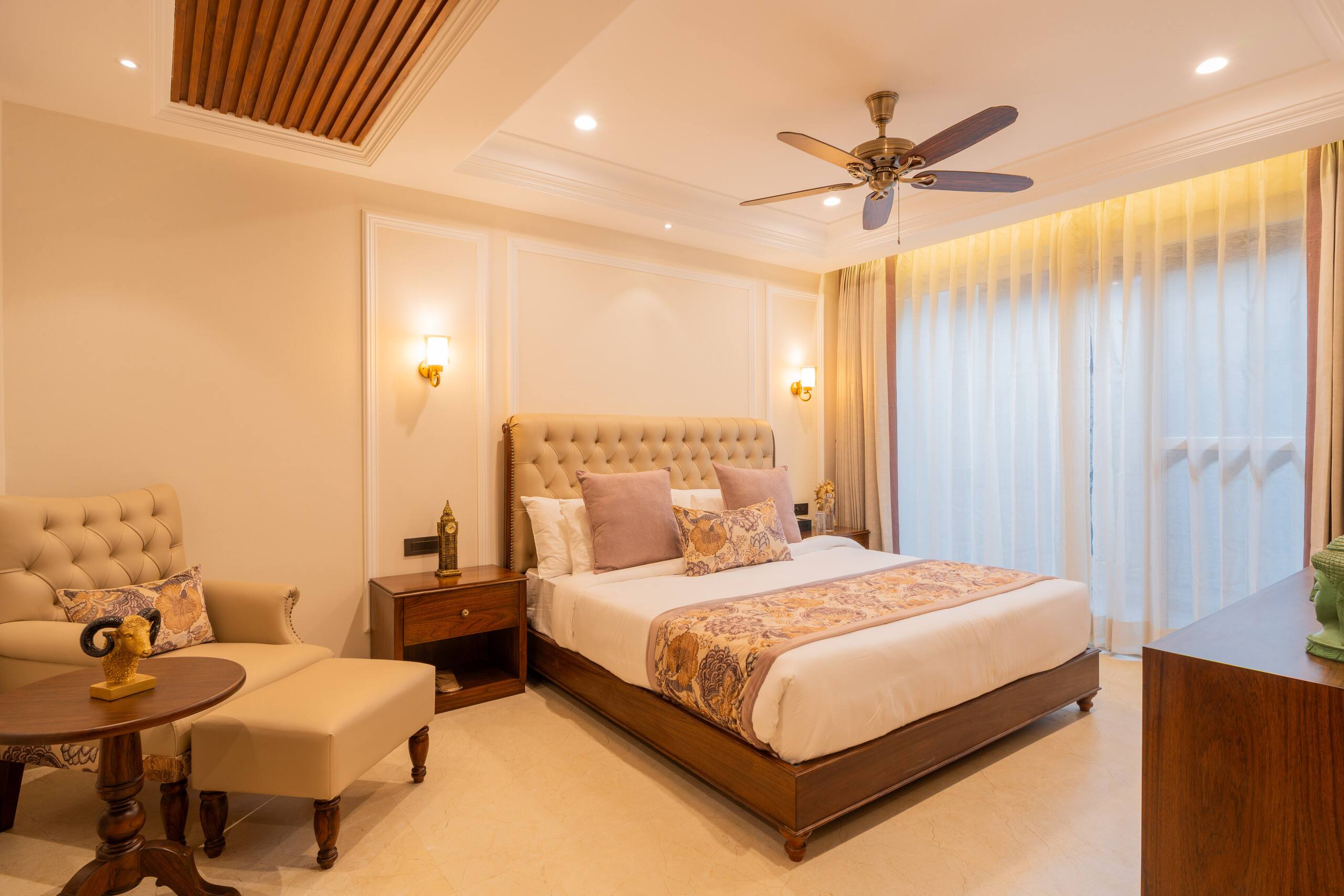 Luxury Heights Getaway Cottage with Terrace Views 4