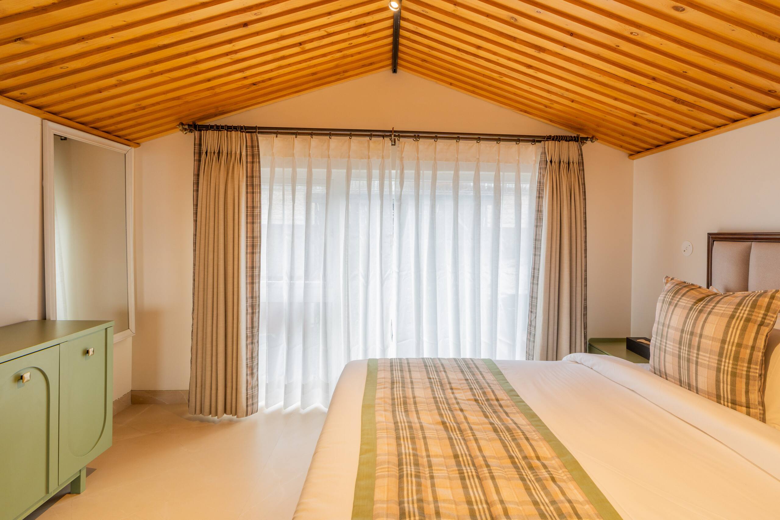Luxury Heights Getaway Cottage with Terrace Views 36