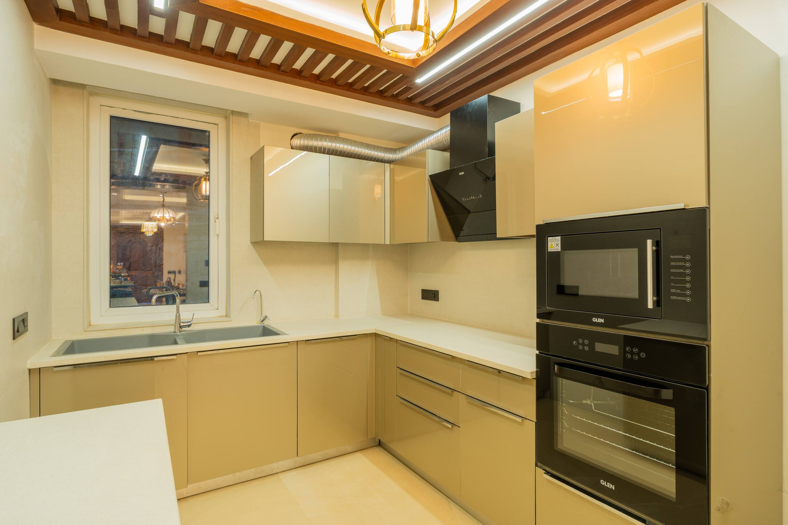 Luxury Heights Getaway Cottage with Terrace Views 15