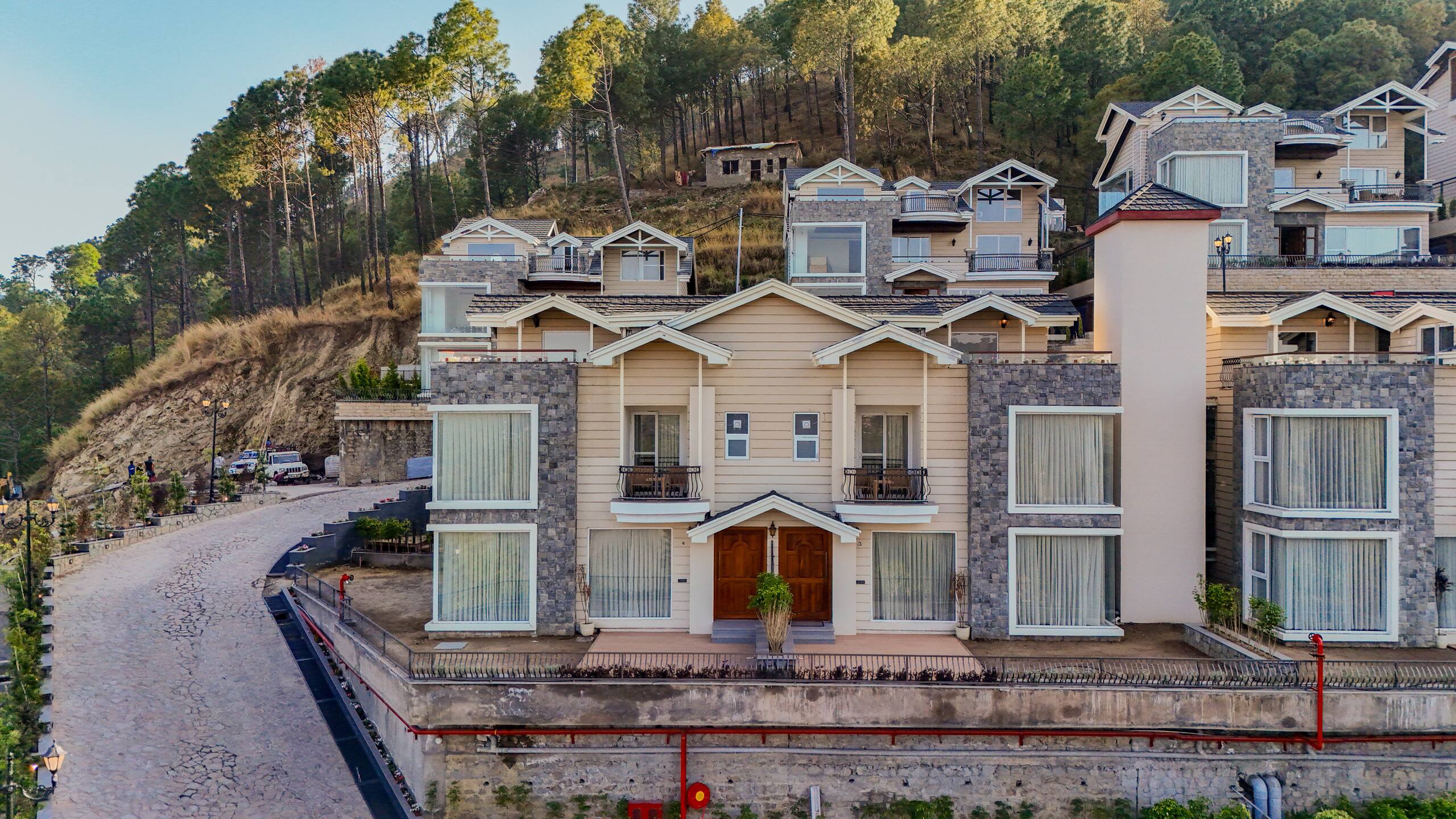 Luxury Heights Getaway Cottage with Terrace Views 8