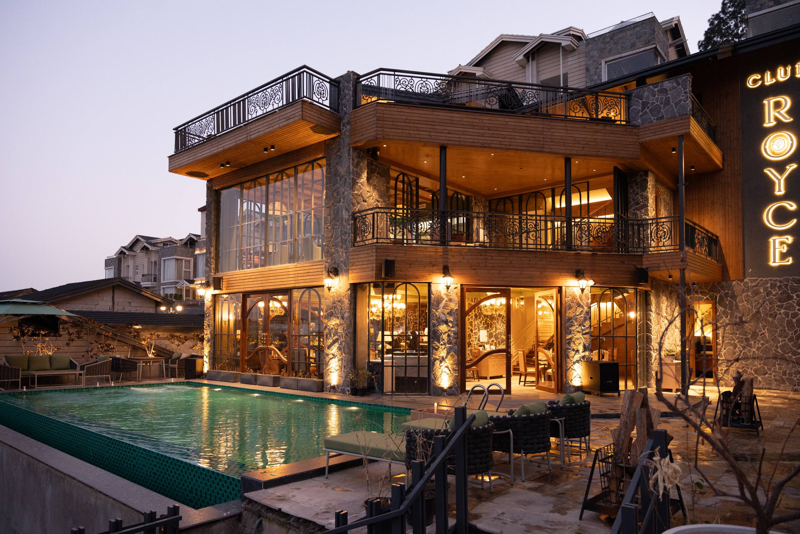 Luxury Heights Getaway Cottage with Terrace Views 2
