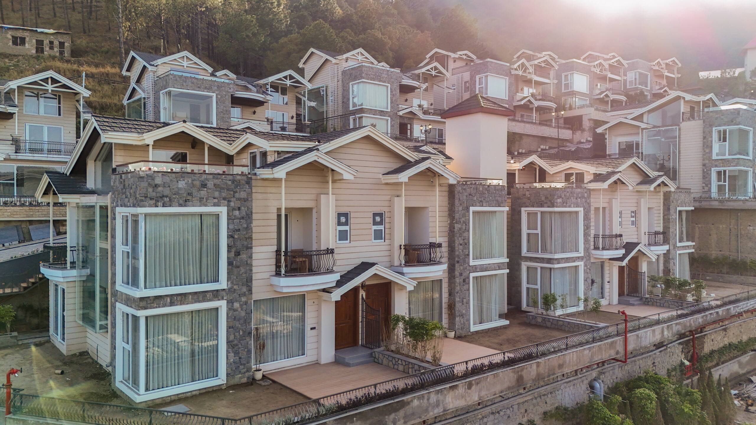 Luxury Heights Getaway Cottage with Terrace Views 1