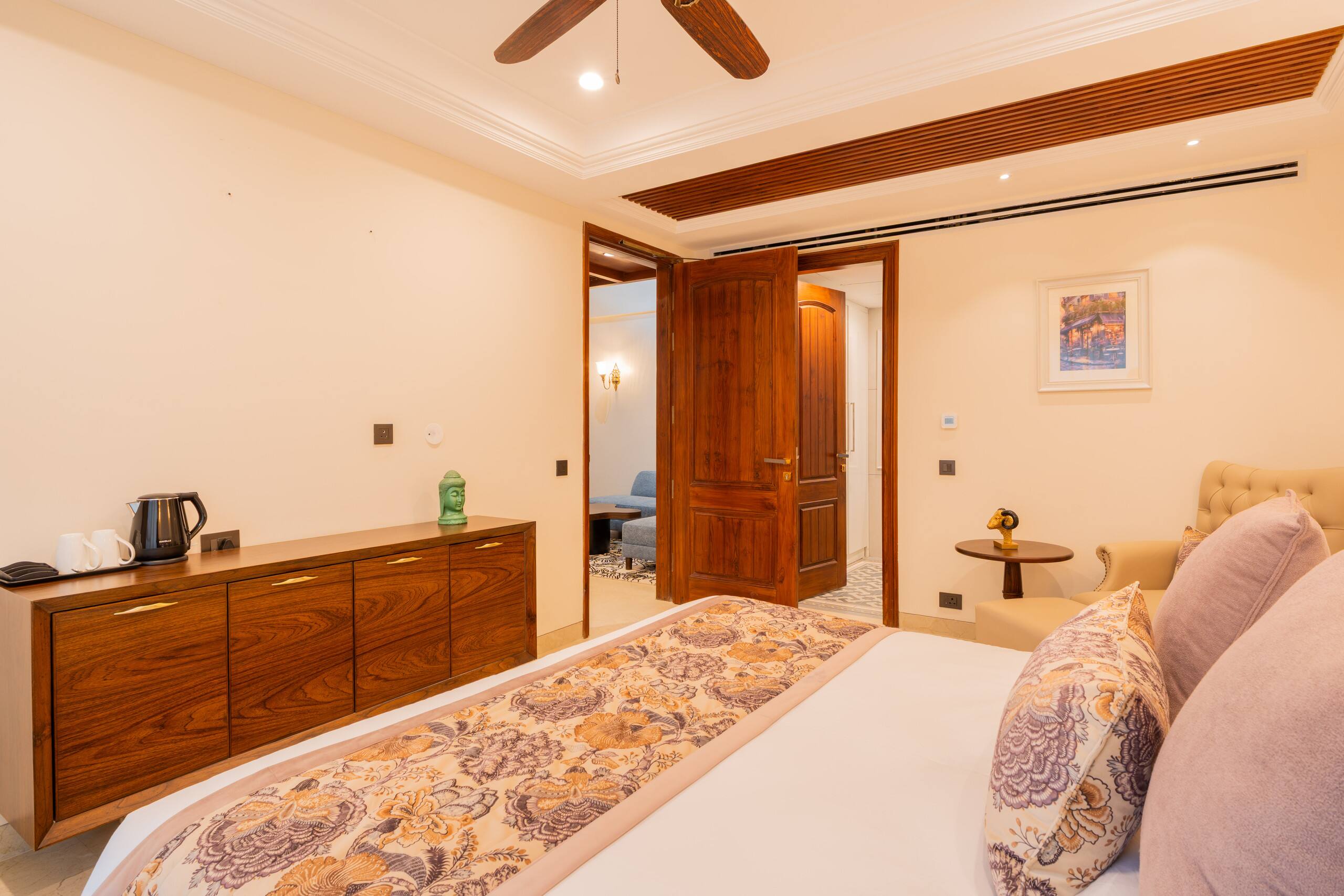 Luxury Heights Getaway Cottage with Terrace Views 25