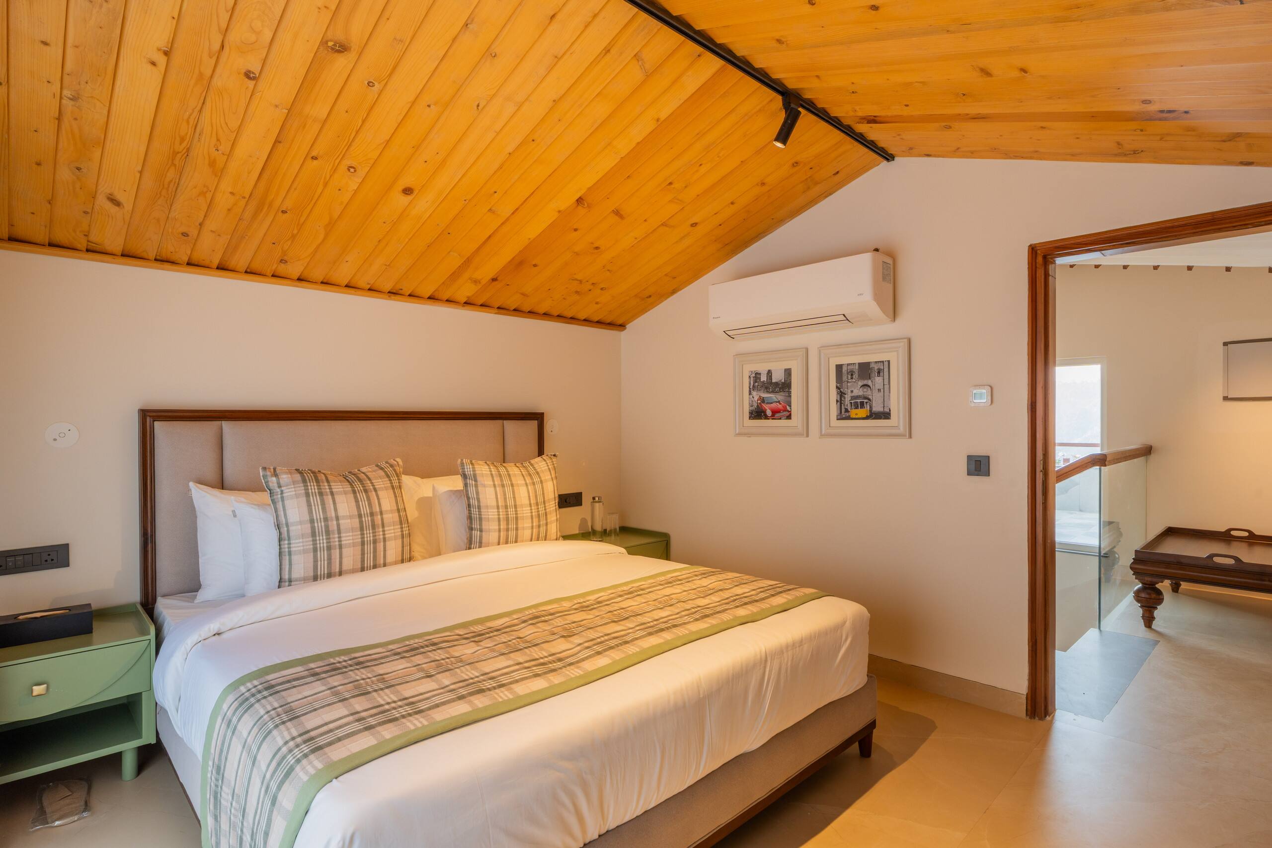 Luxury Heights Getaway Cottage with Terrace Views 34