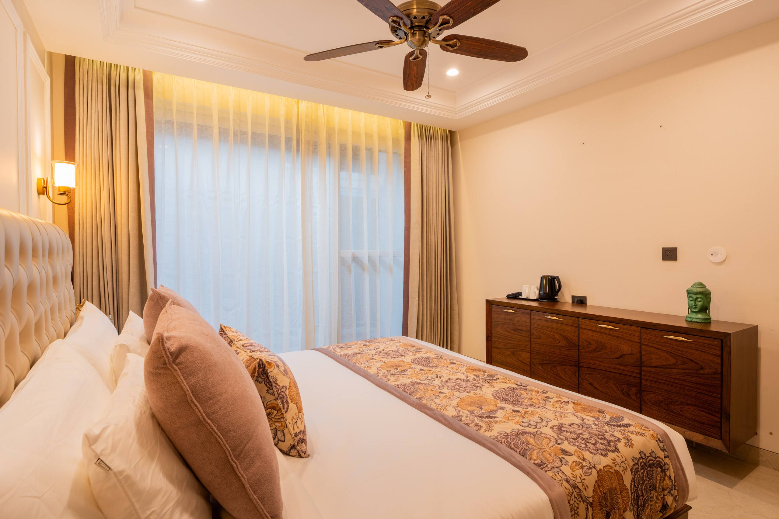 Luxury Heights Getaway Cottage with Terrace Views 28