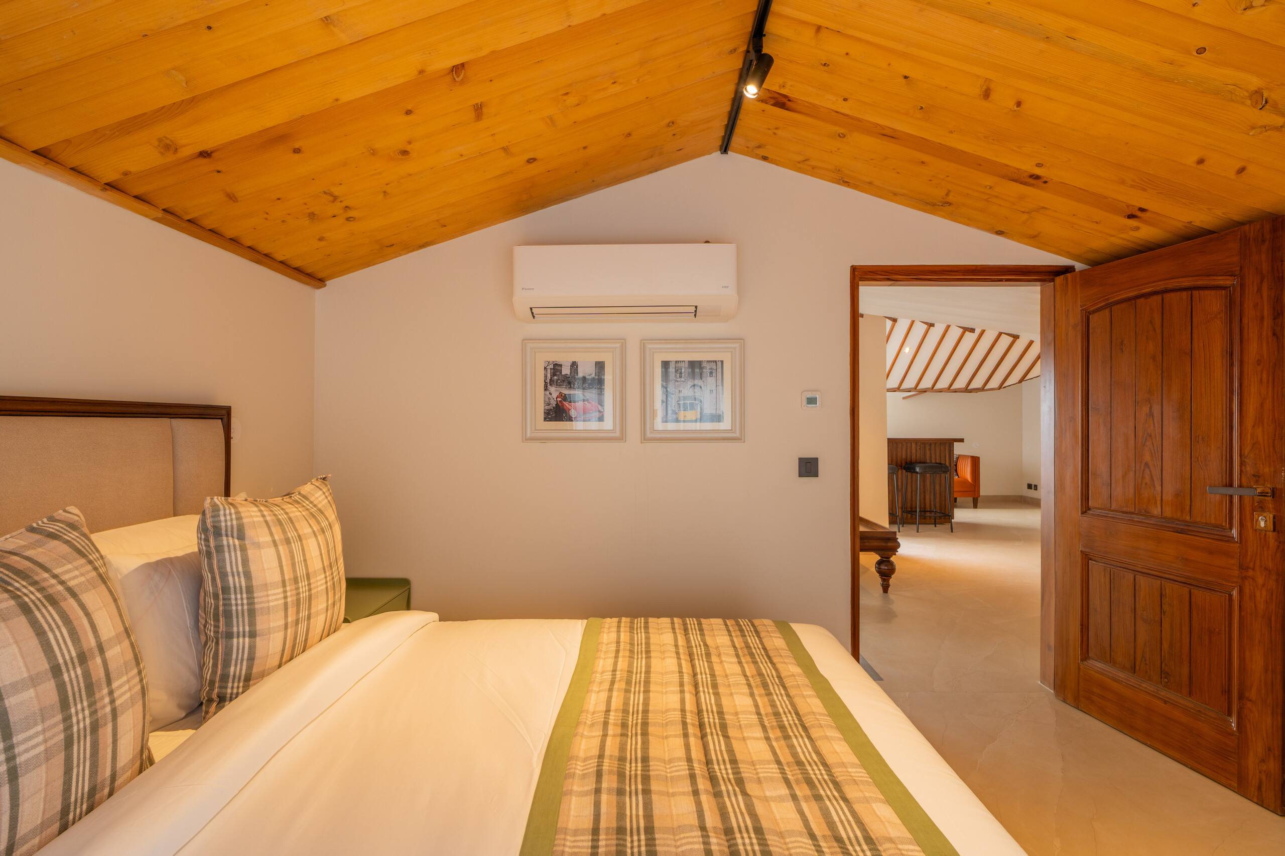 Luxury Heights Getaway Cottage with Terrace Views 37